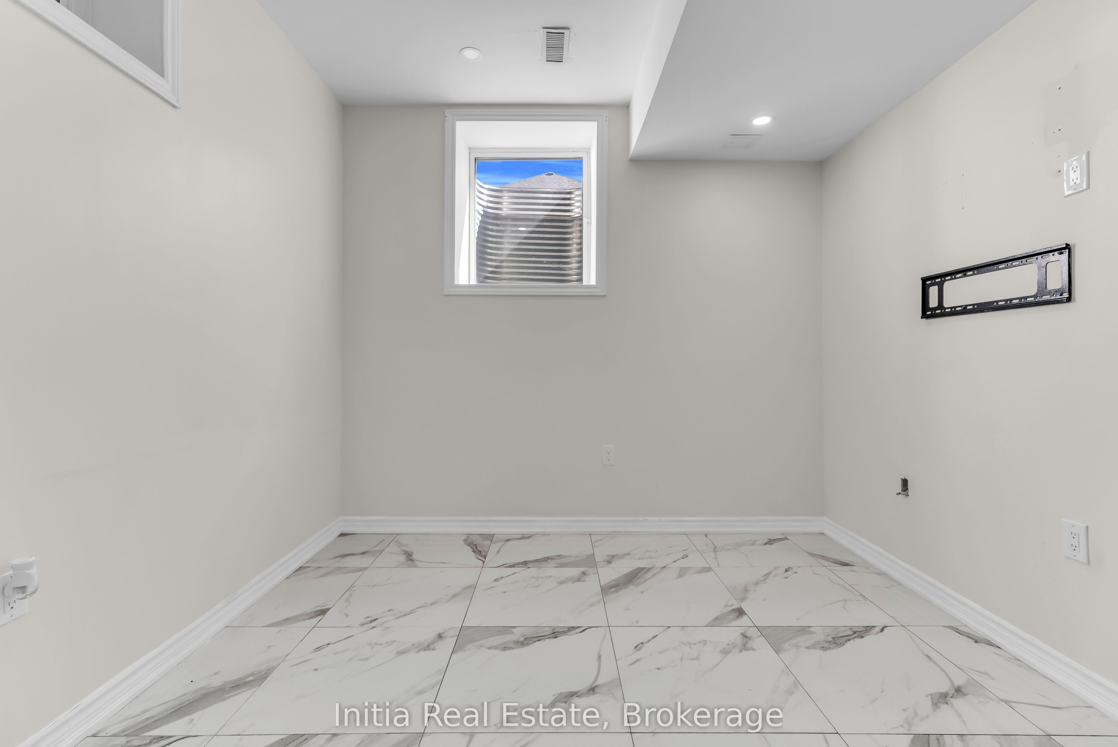 12 Erintown Crescent S Property Photo 38