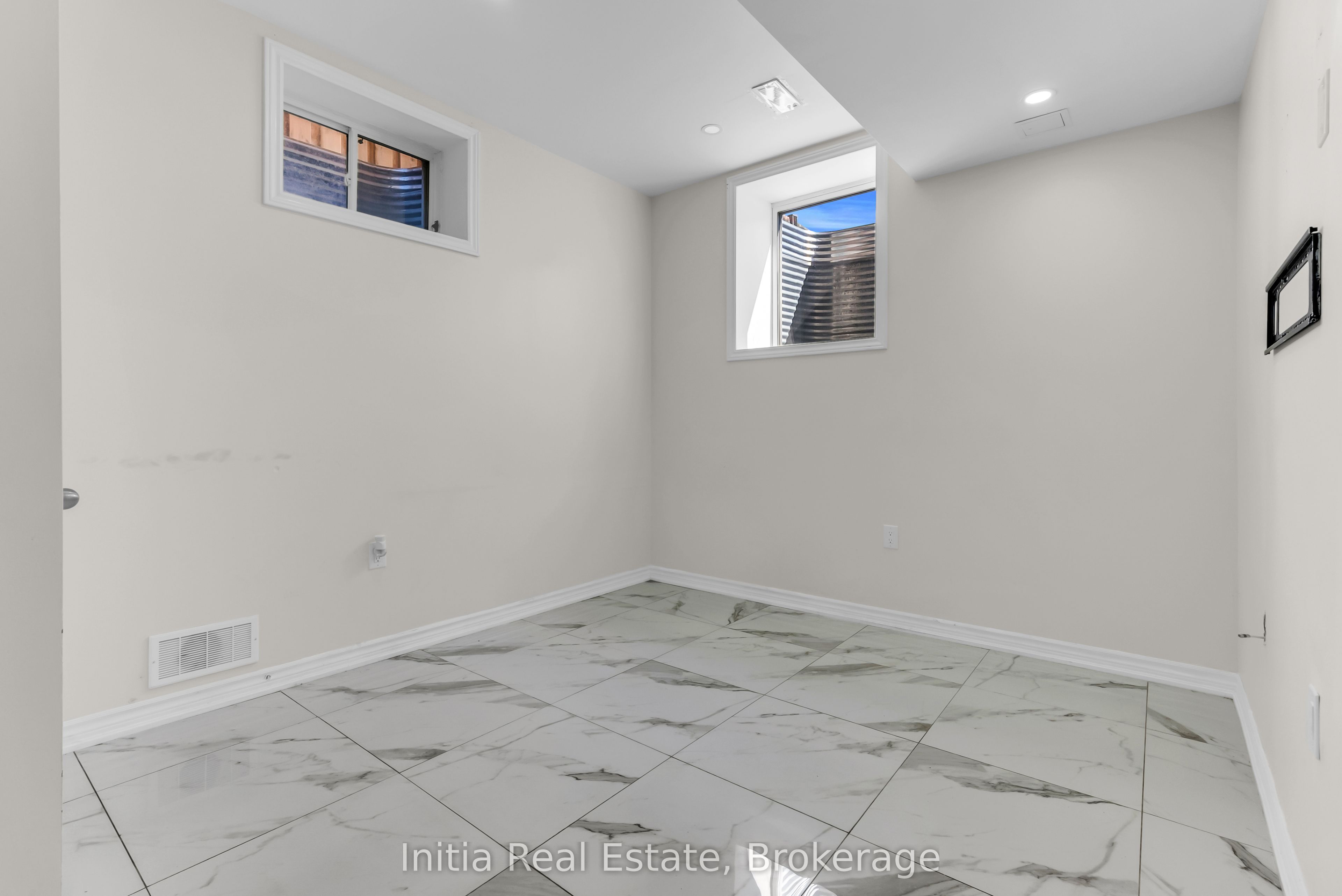 12 Erintown Crescent S Property Photo 39