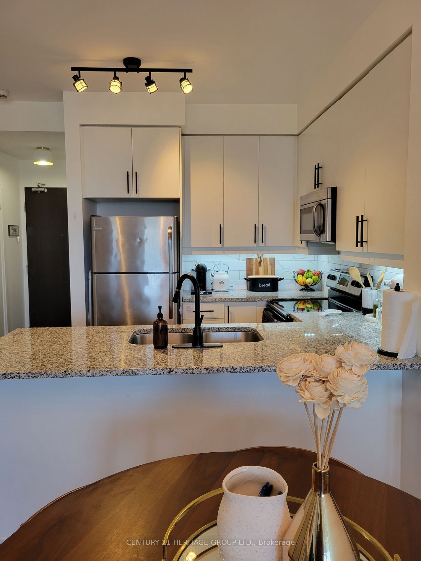 1185 The Queensway Avenue 1017 Property Photo 6