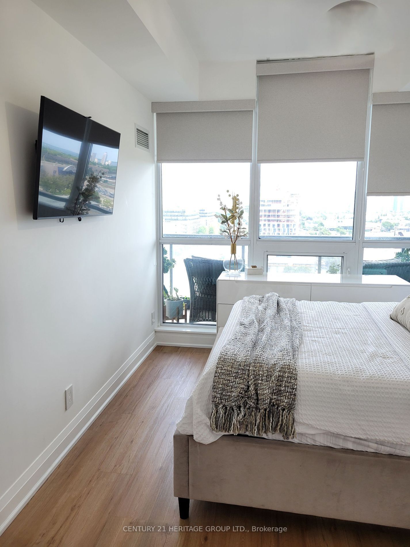 1185 The Queensway Avenue 1017 Property Photo 11