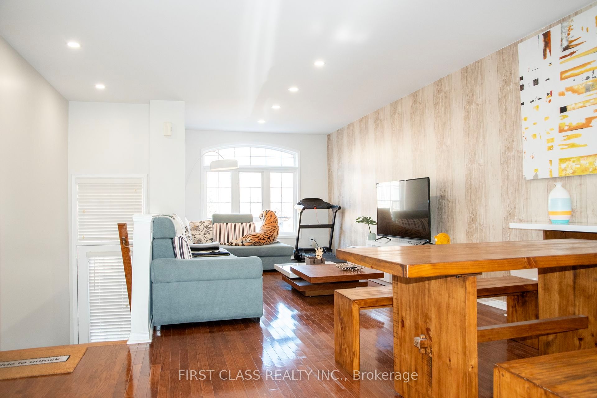 7224 Deanlee Court Property Photo 3