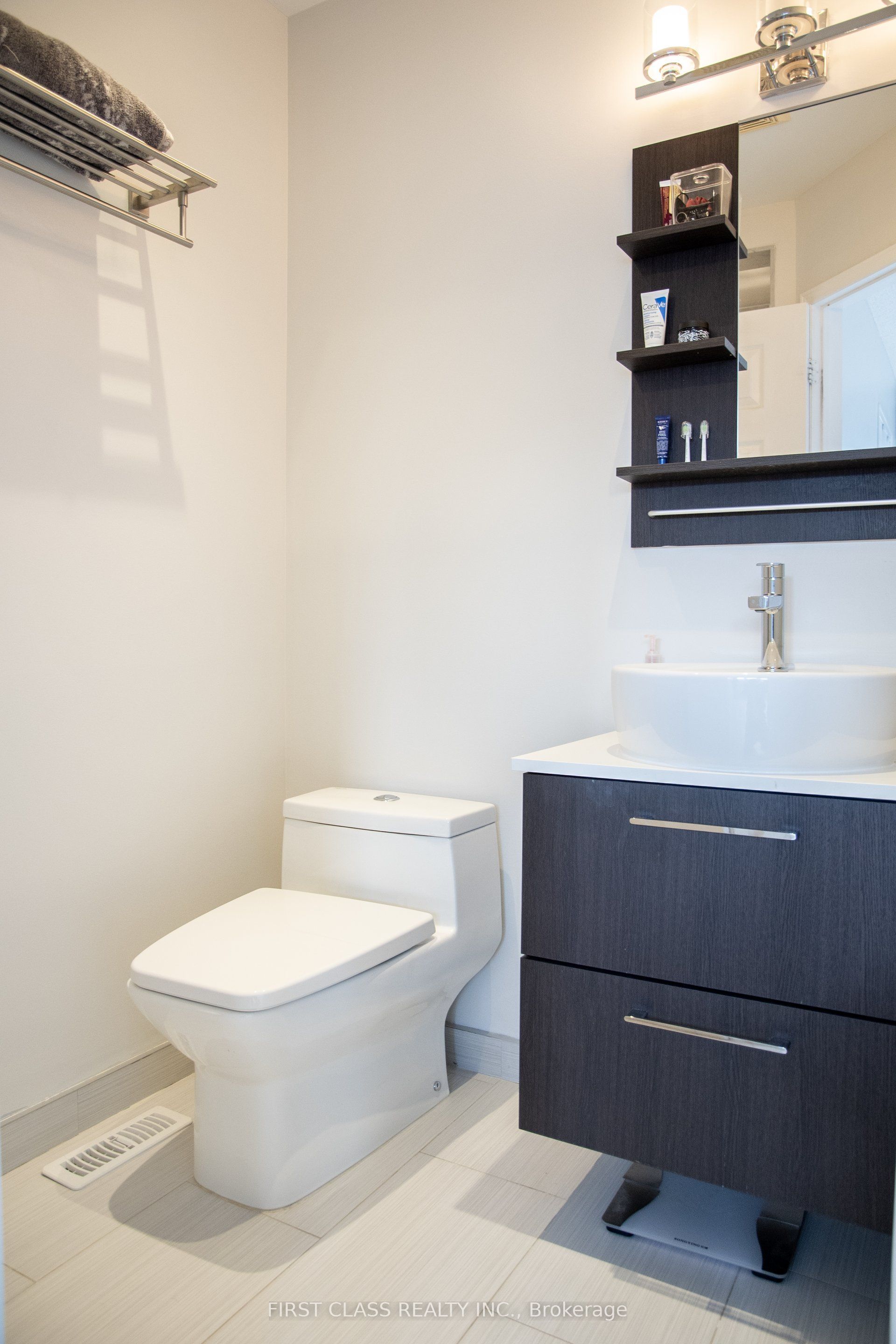 7224 Deanlee Court Property Photo 6