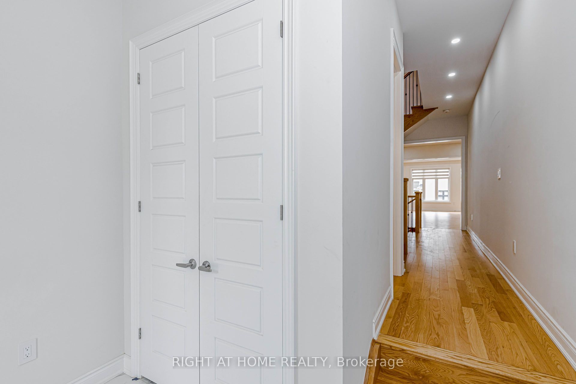 1368 Peony Path E Property Photo 2