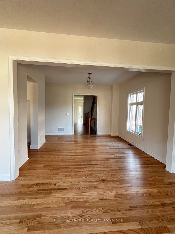 1368 Peony Path E Property Photo 3