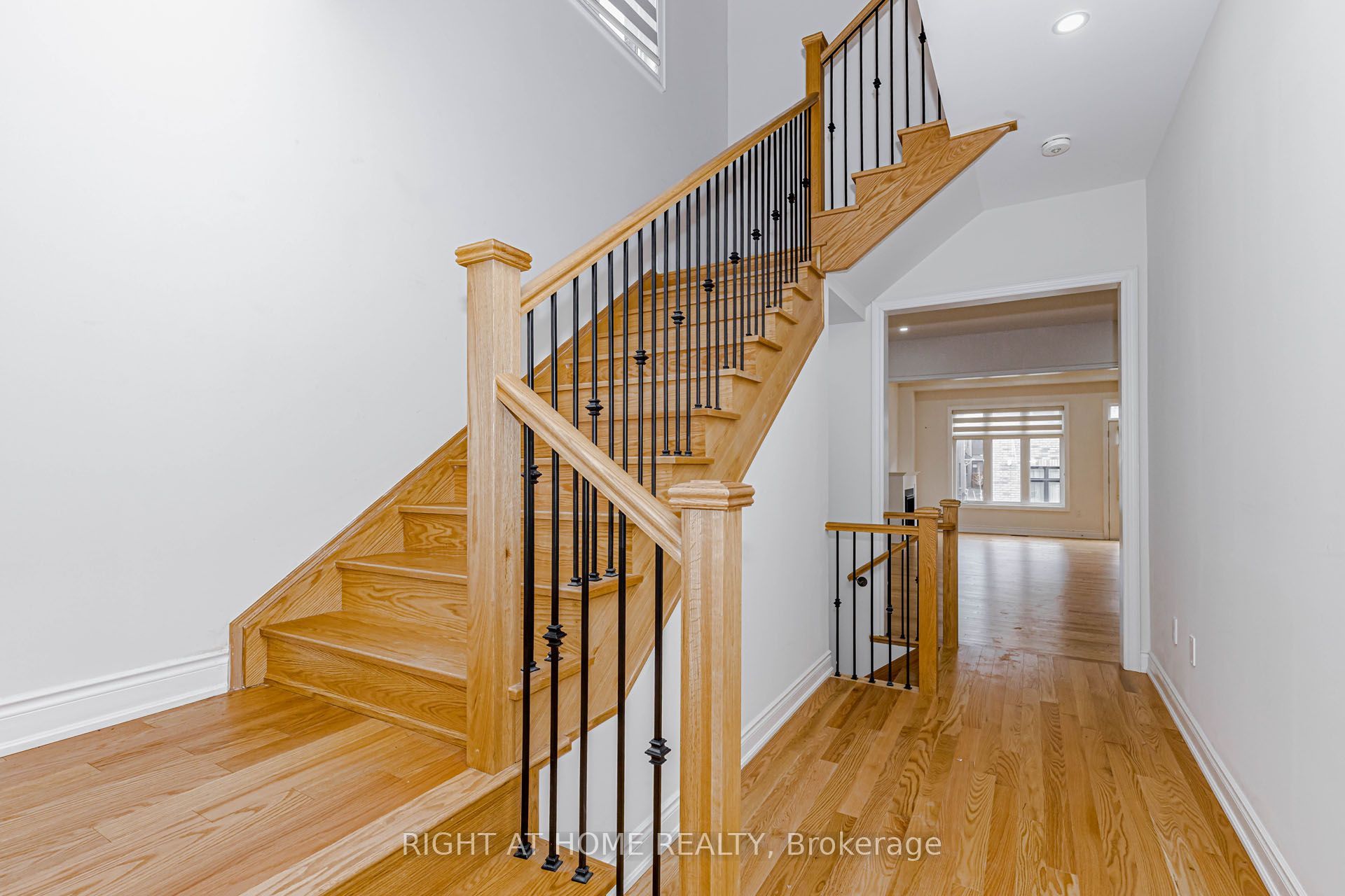 1368 Peony Path E Property Photo 3