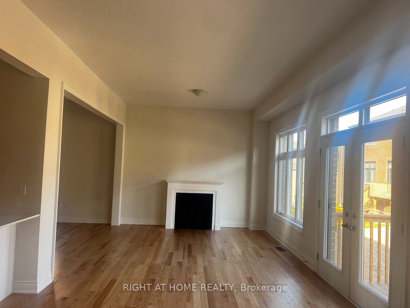 1368 Peony Path E Property Photo 4
