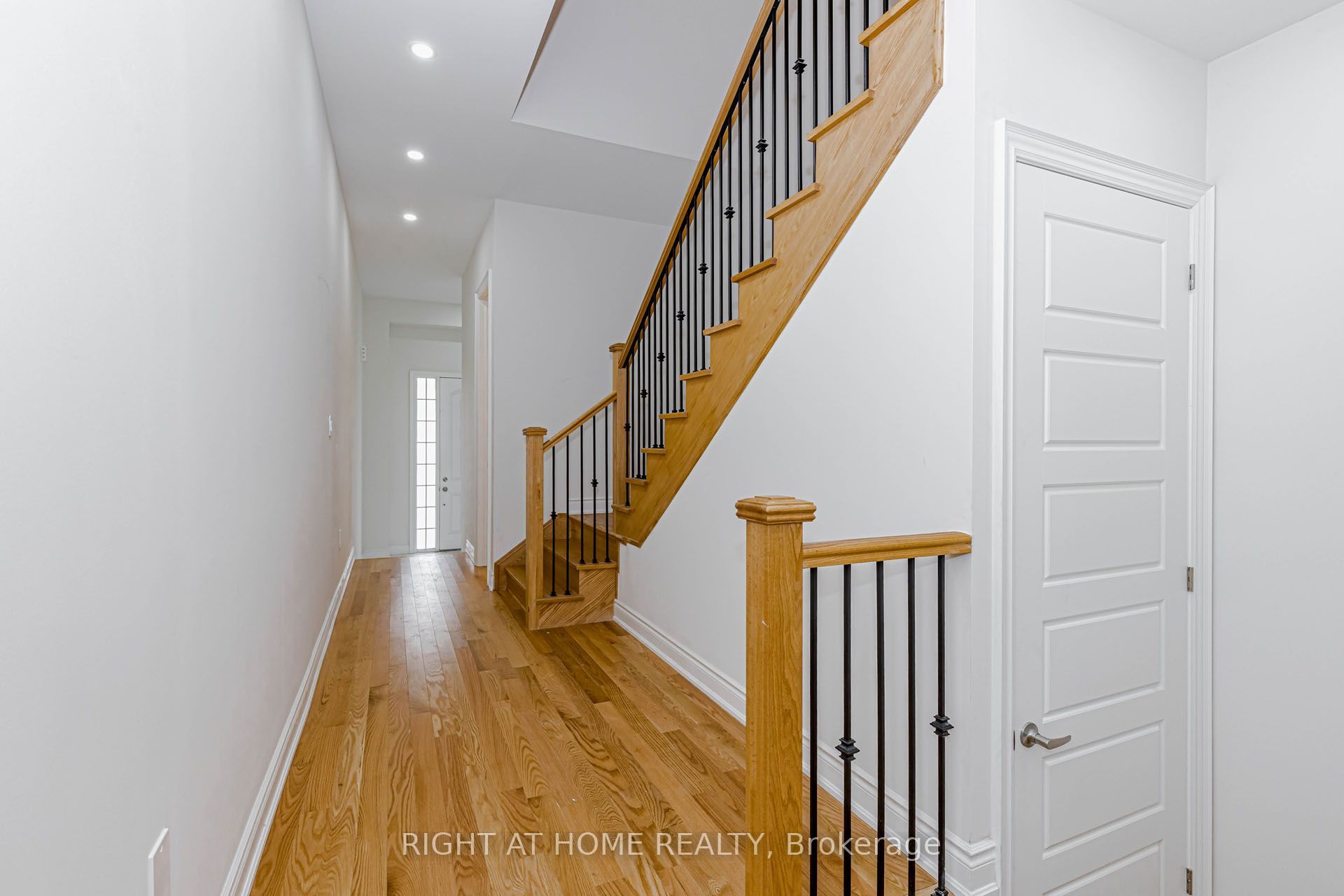 1368 Peony Path E Property Photo 4