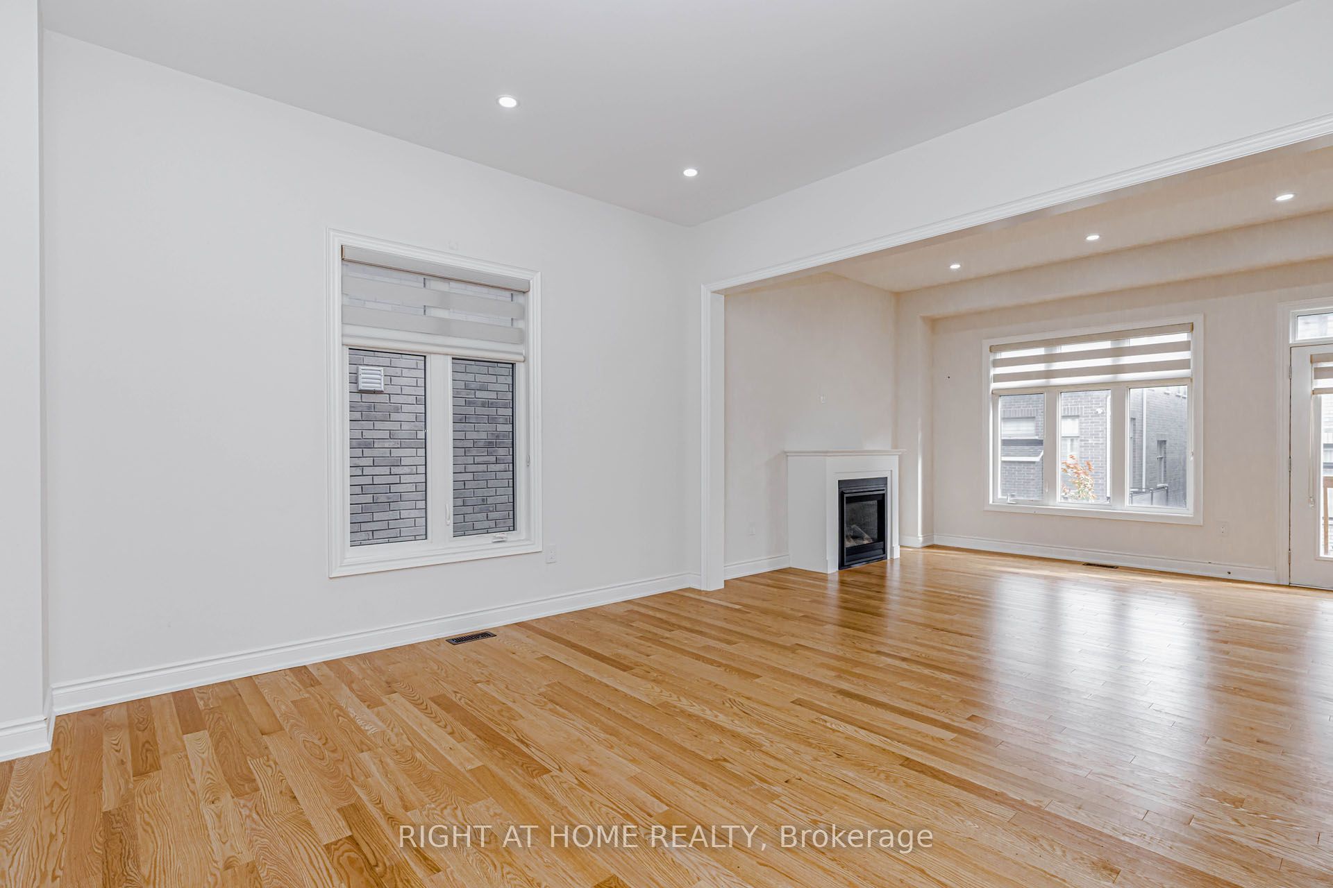1368 Peony Path E Property Photo 5