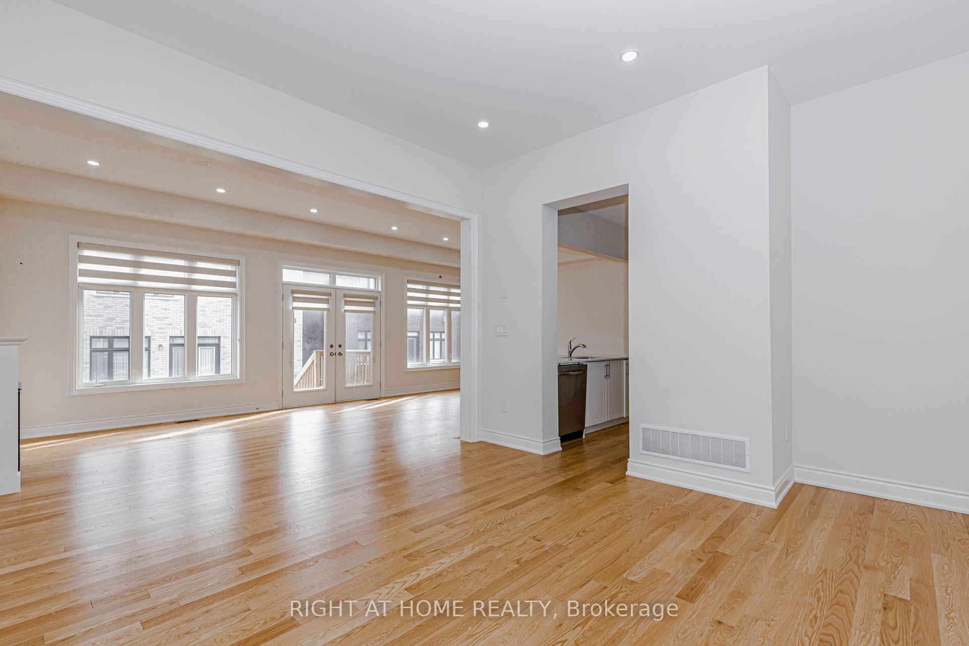 1368 Peony Path E Property Photo 6