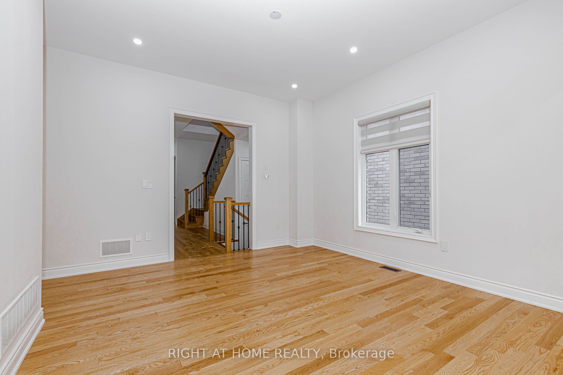 1368 Peony Path E Property Photo 7