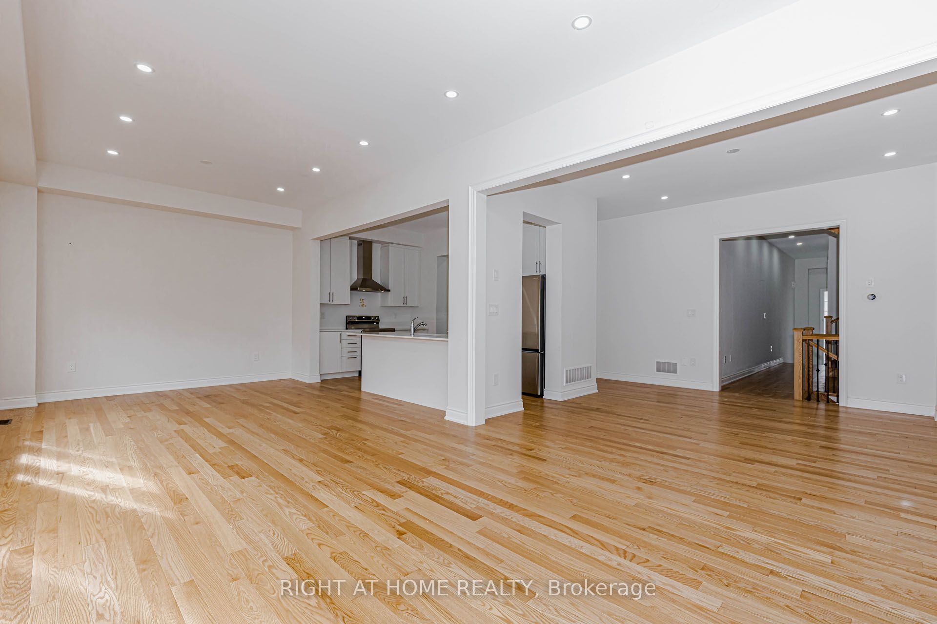 1368 Peony Path E Property Photo 8