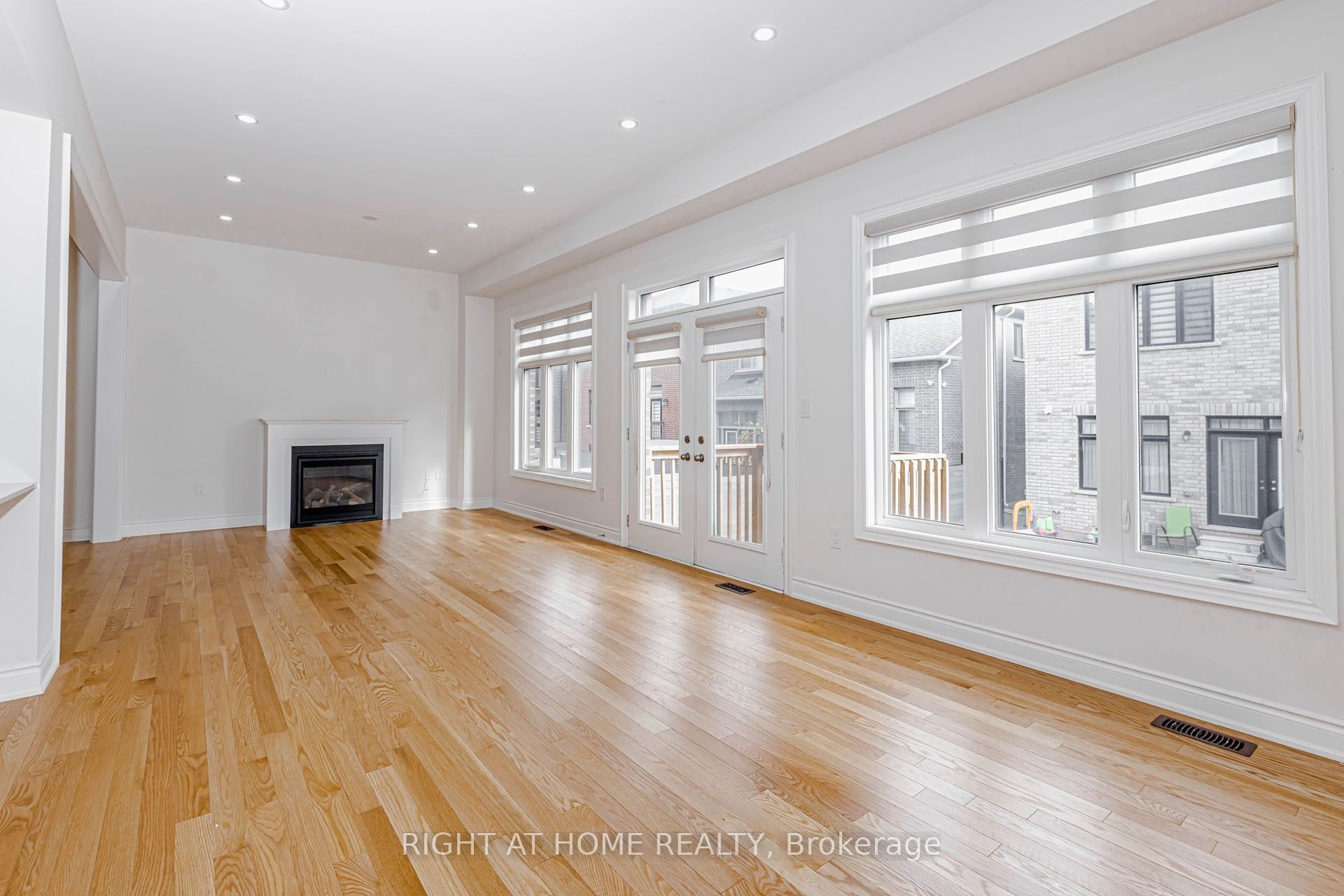 1368 Peony Path E Property Photo 9