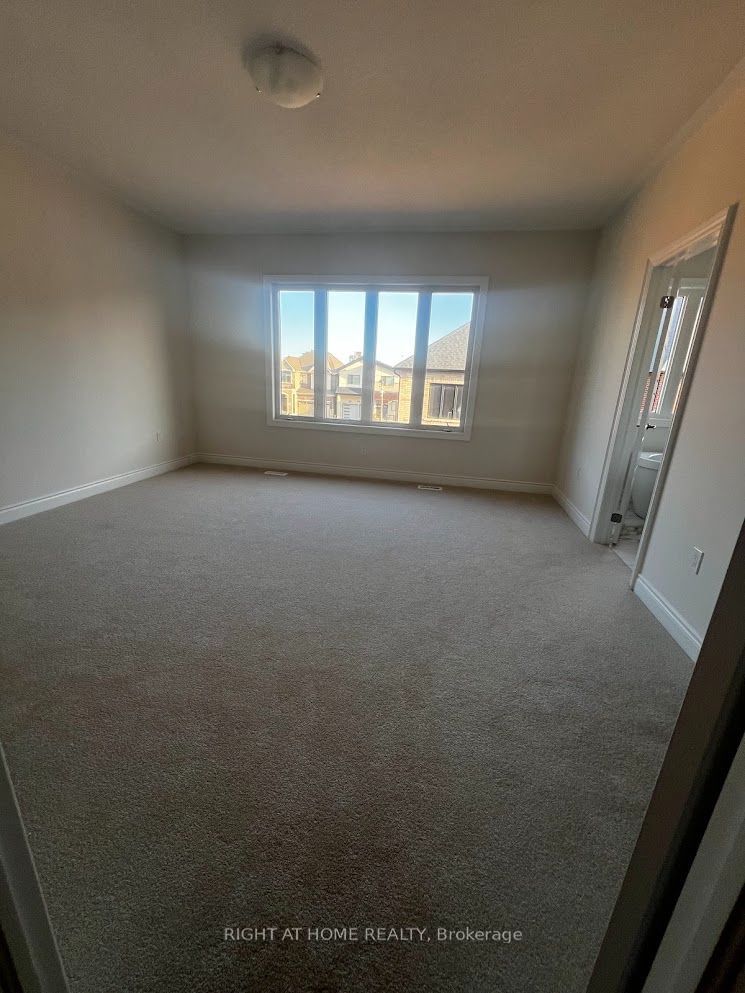 1368 Peony Path E Property Photo 10