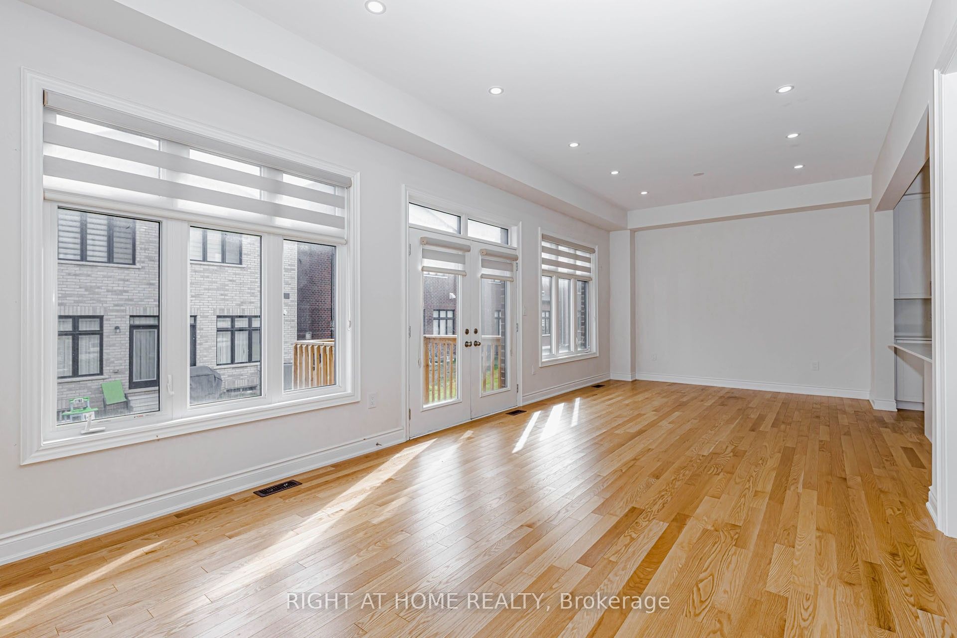1368 Peony Path E Property Photo 10
