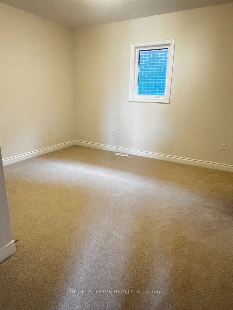 1368 Peony Path E Property Photo 11