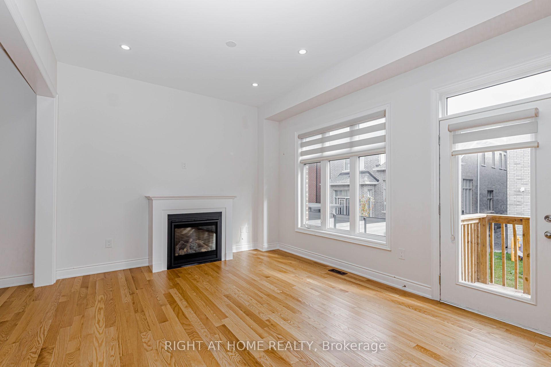 1368 Peony Path E Property Photo 11