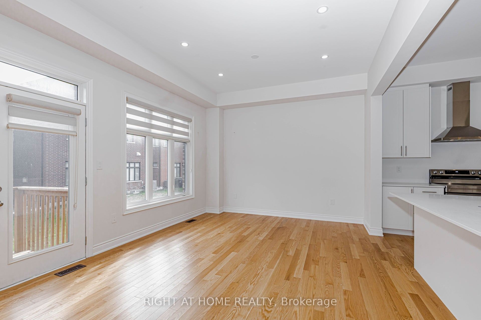 1368 Peony Path E Property Photo 12