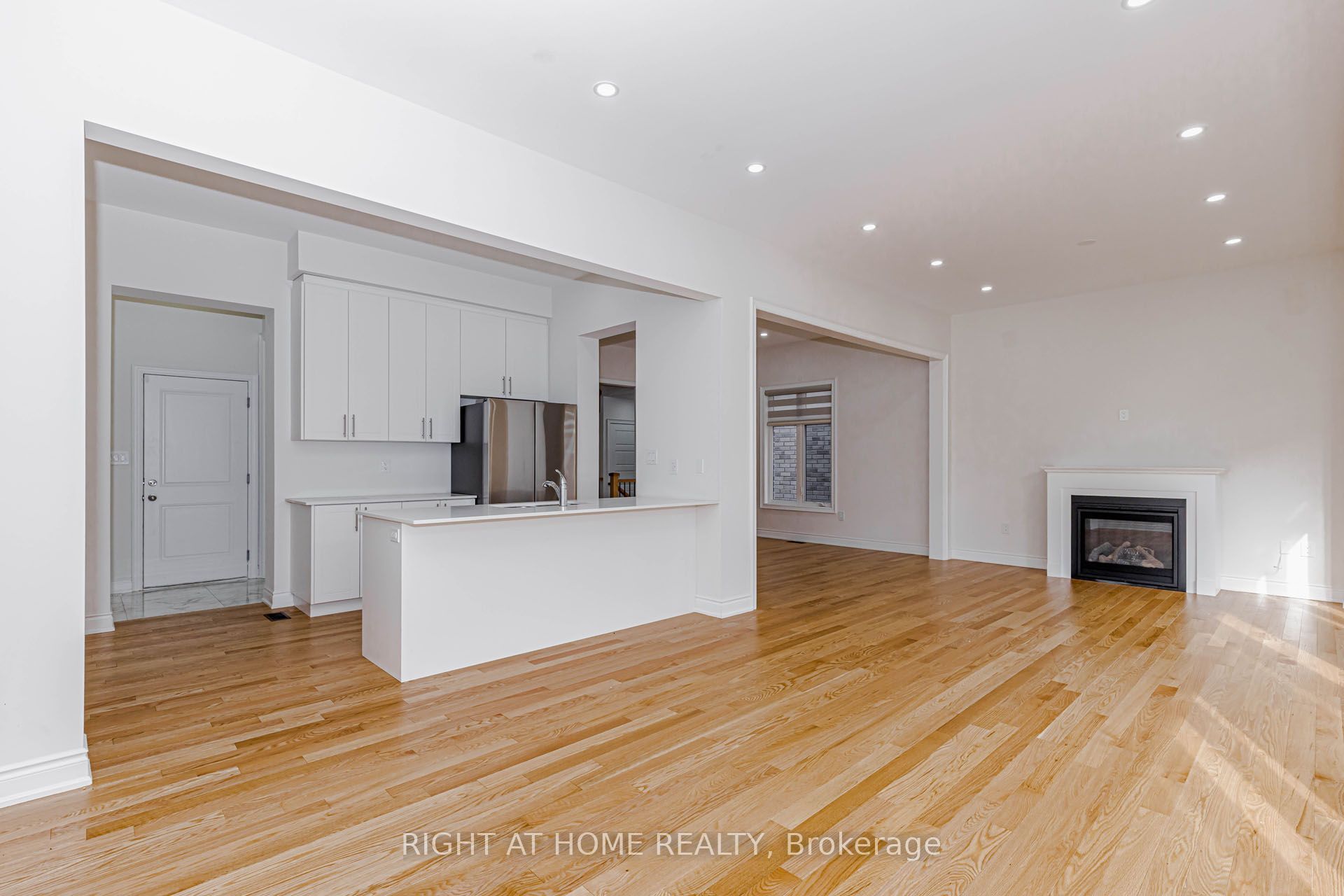 1368 Peony Path E Property Photo 14