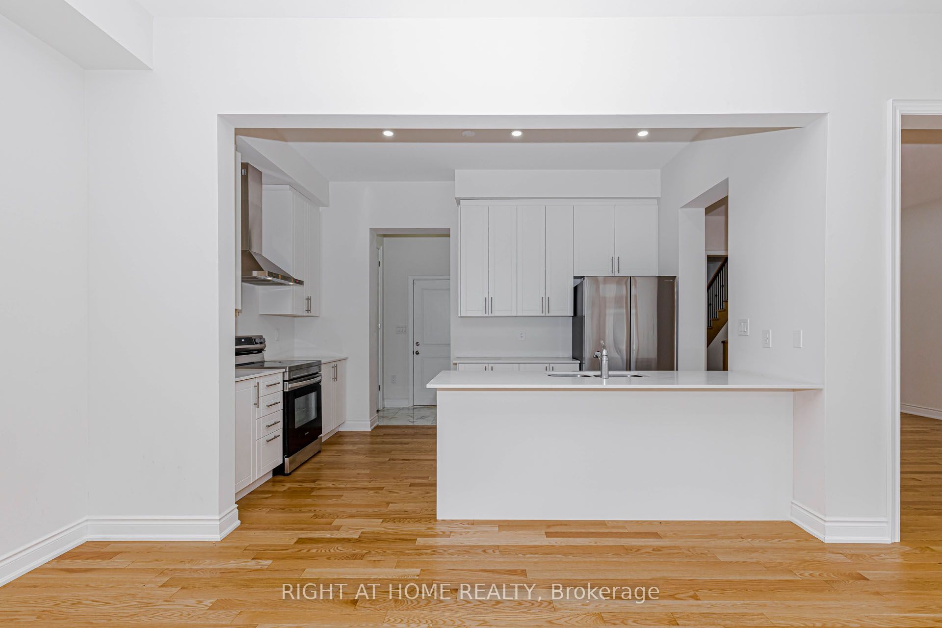 1368 Peony Path E Property Photo 15