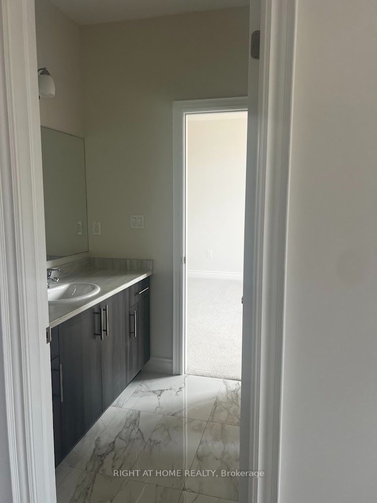 1368 Peony Path E Property Photo 16