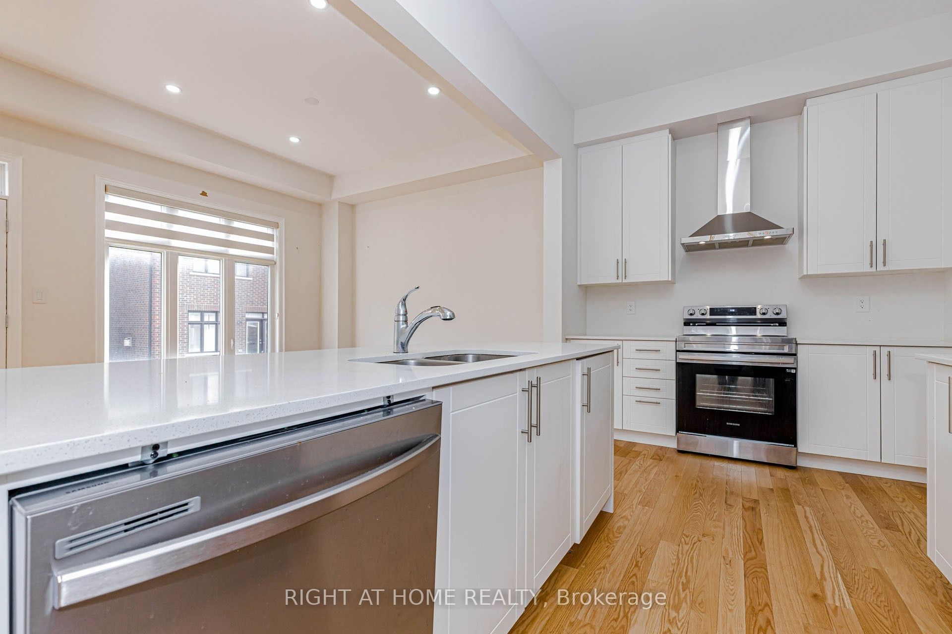 1368 Peony Path E Property Photo 16