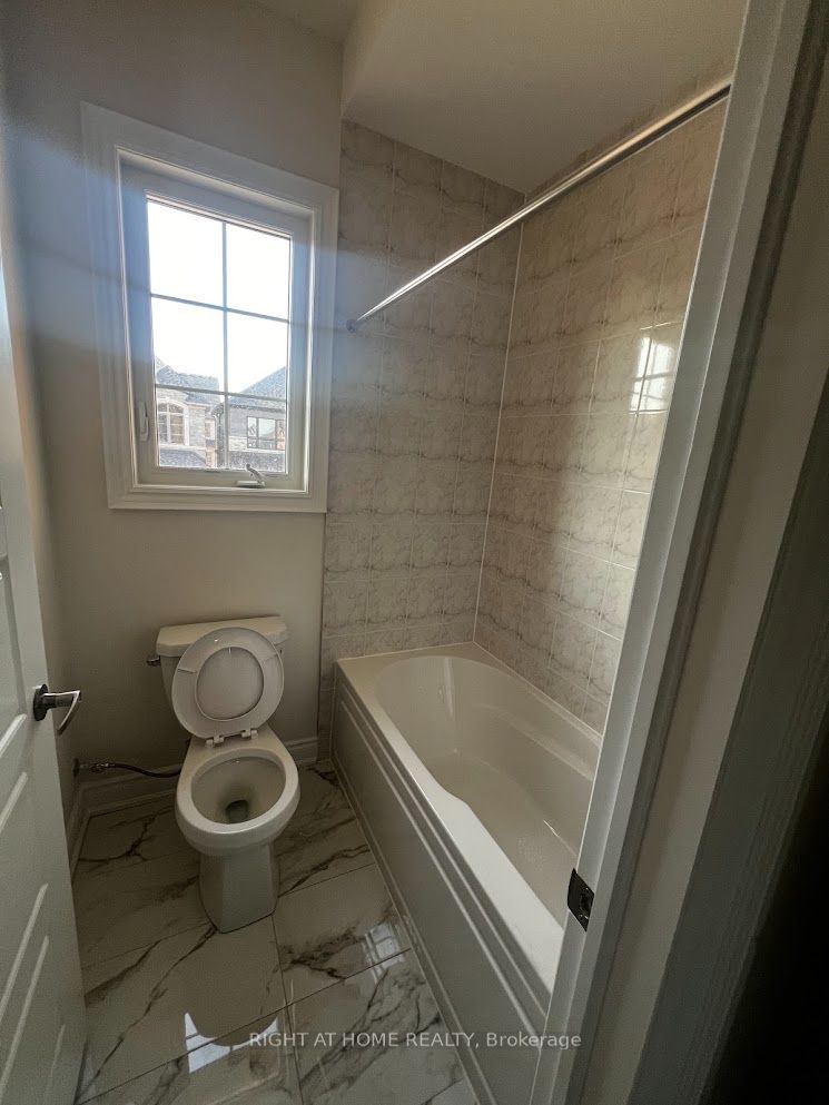 1368 Peony Path E Property Photo 17