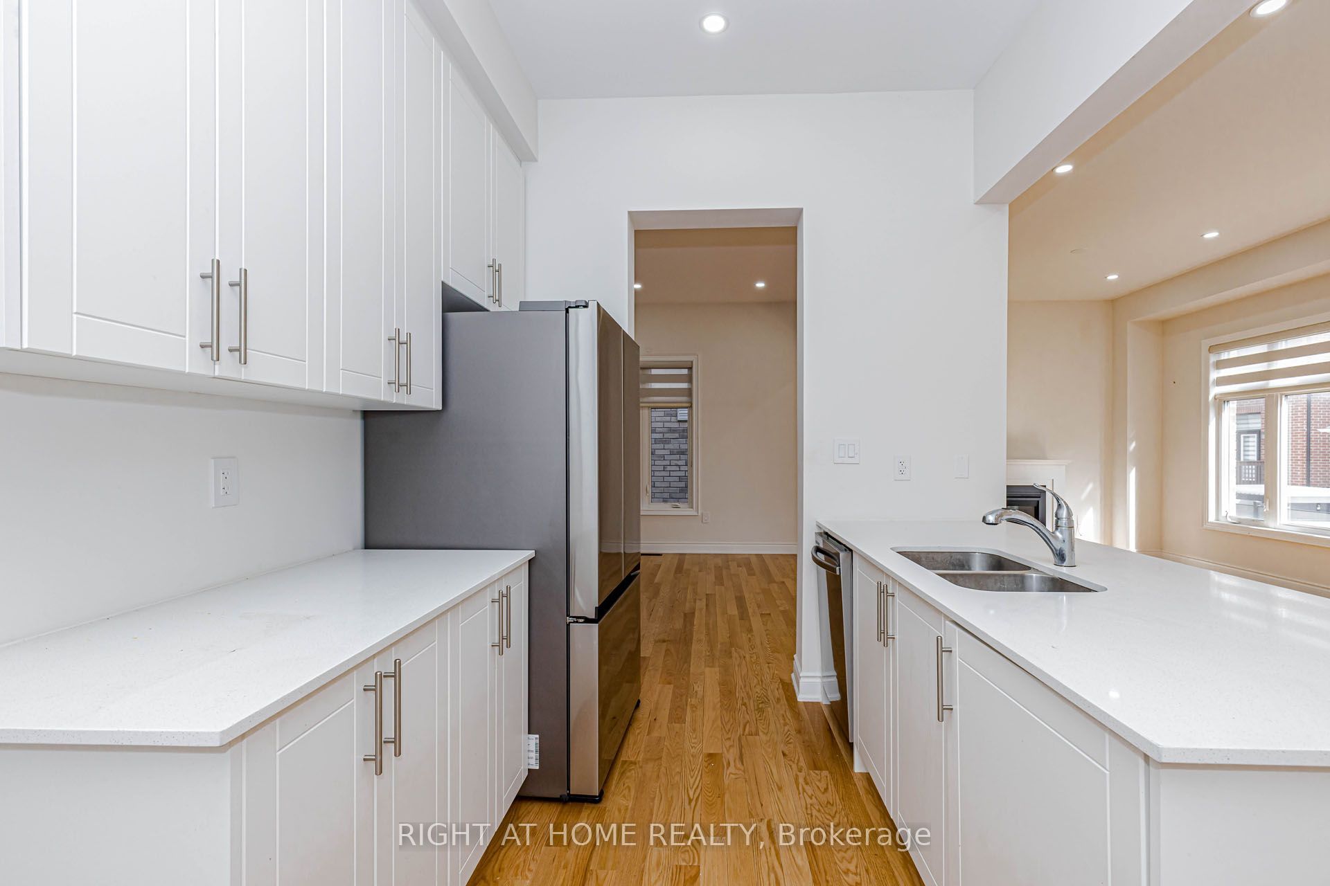 1368 Peony Path E Property Photo 17