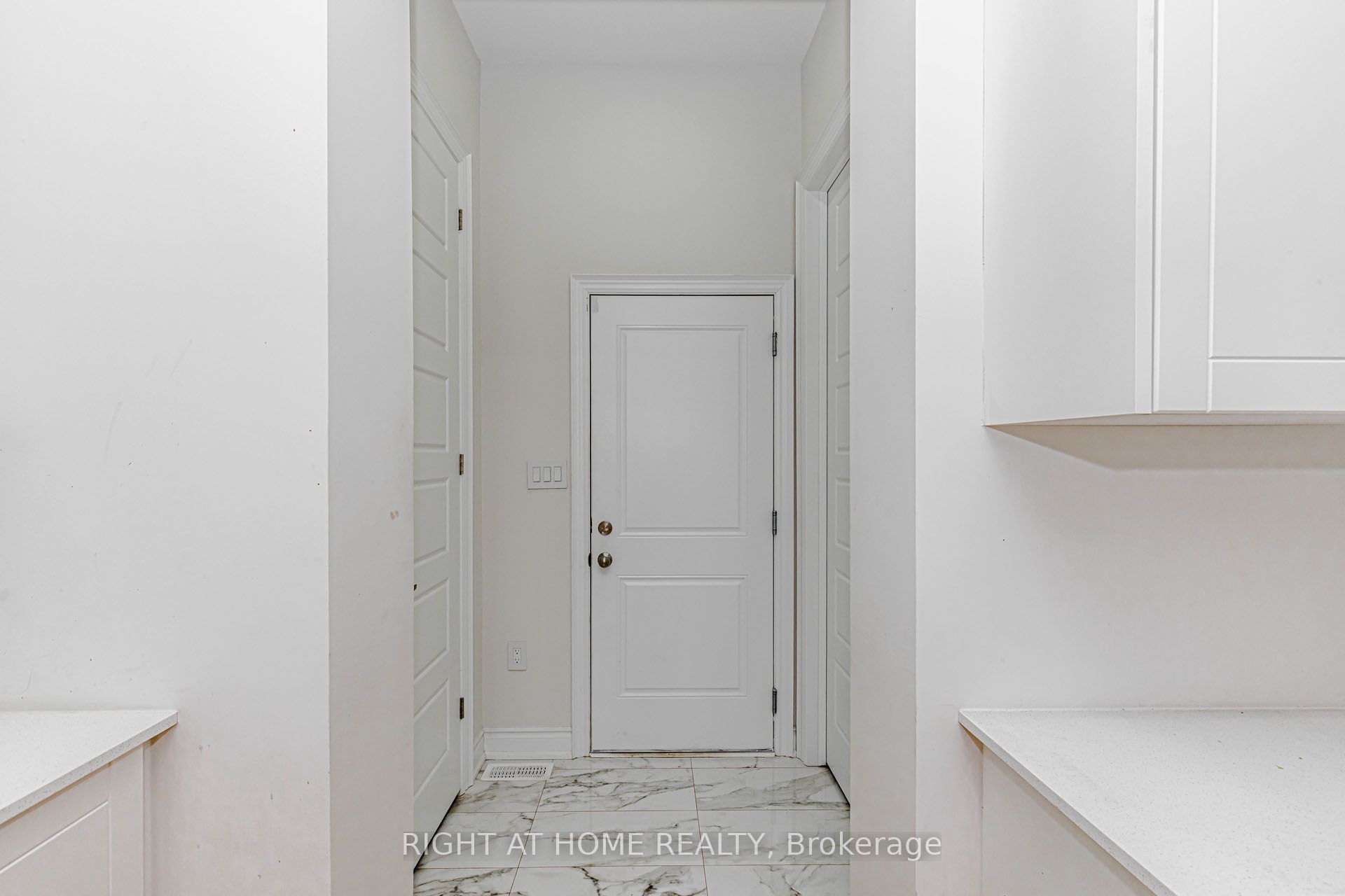 1368 Peony Path E Property Photo 18
