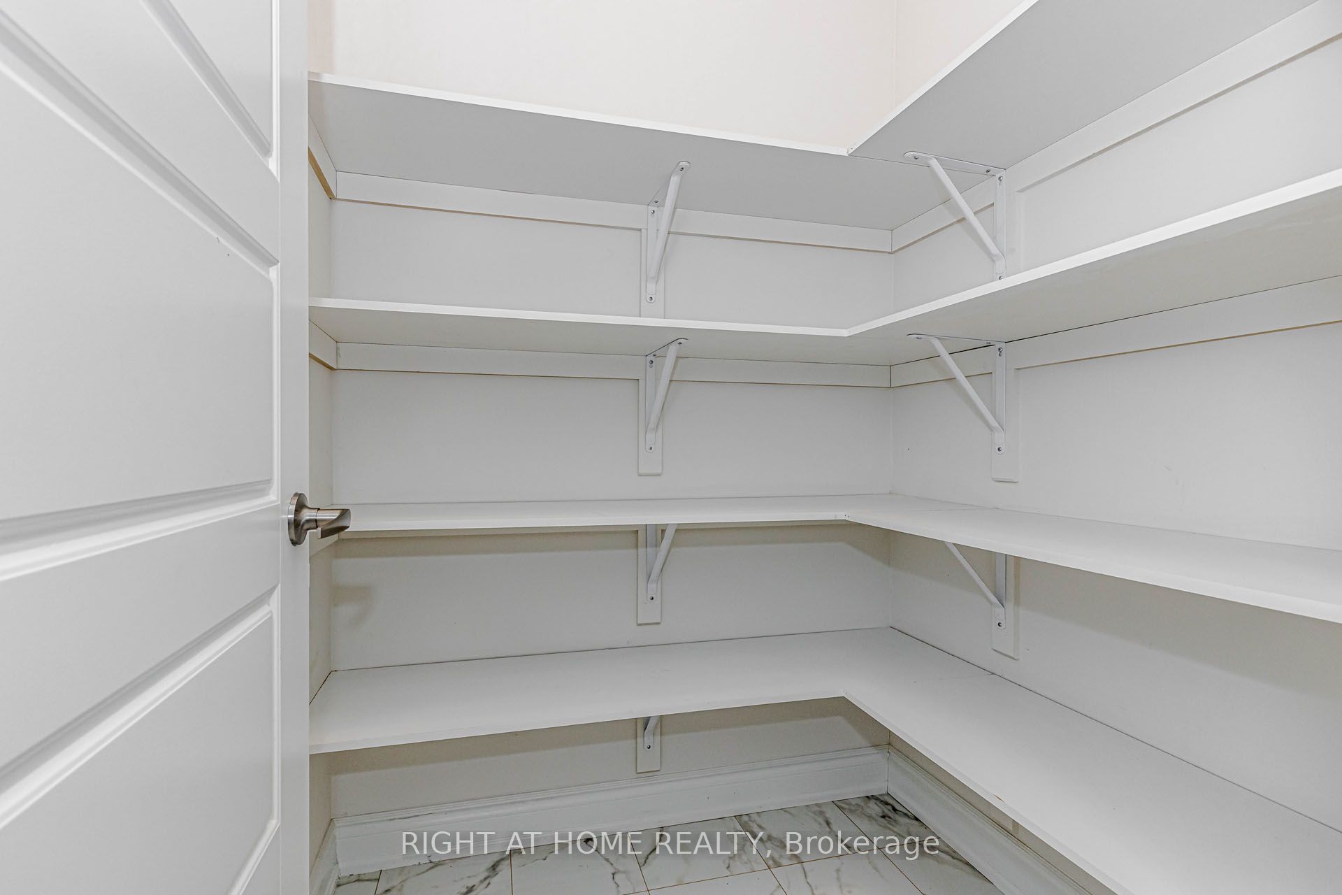 1368 Peony Path E Property Photo 19