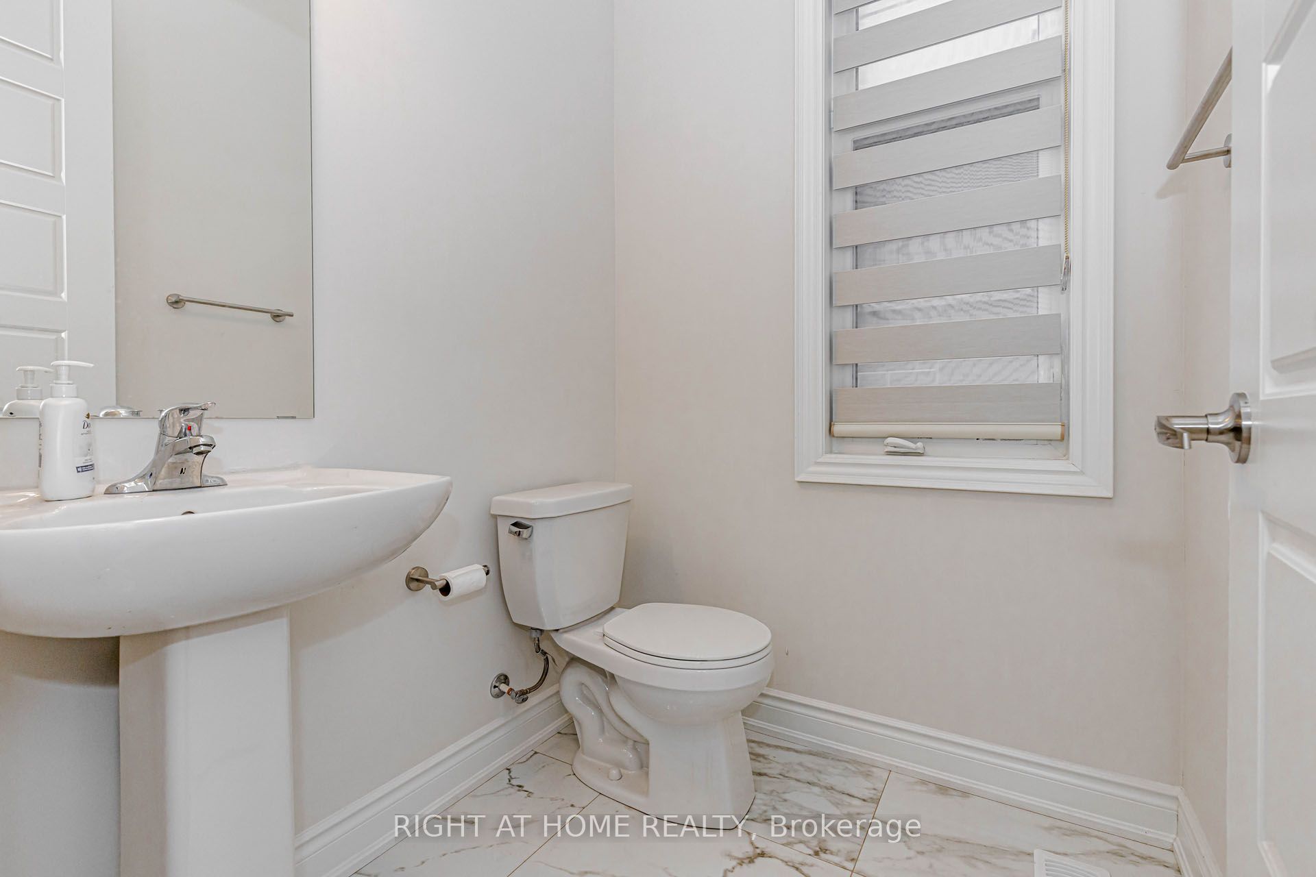 1368 Peony Path E Property Photo 20
