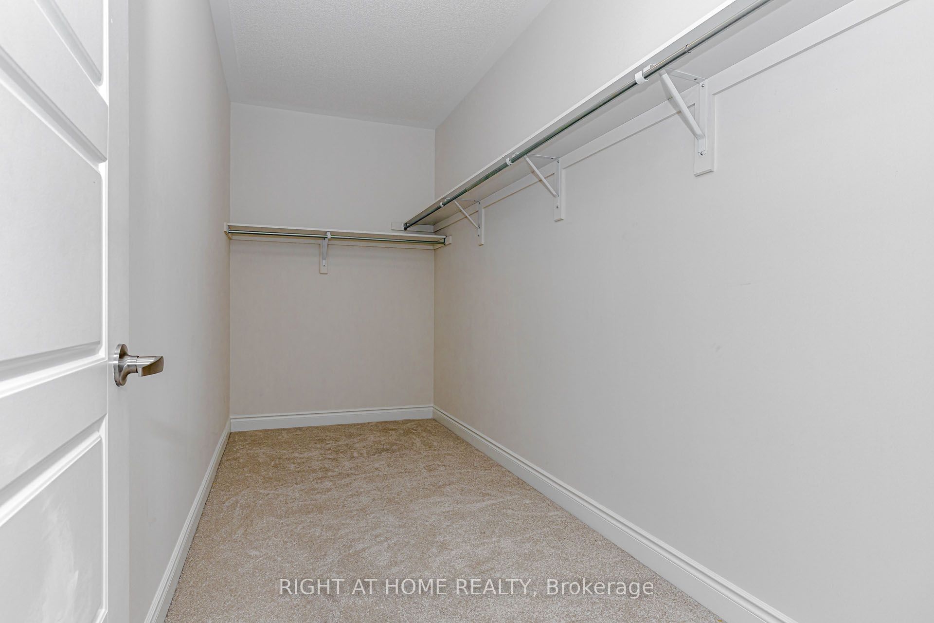 1368 Peony Path E Property Photo 24