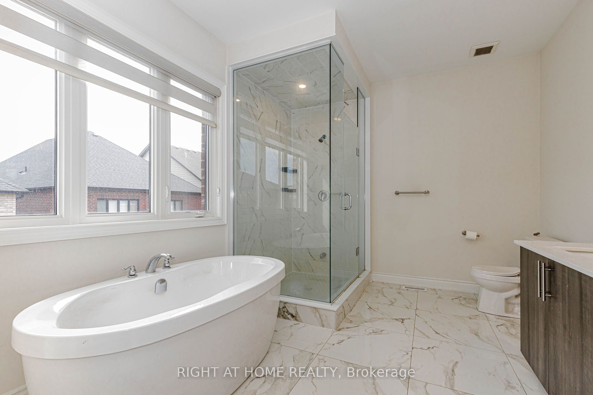 1368 Peony Path E Property Photo 25