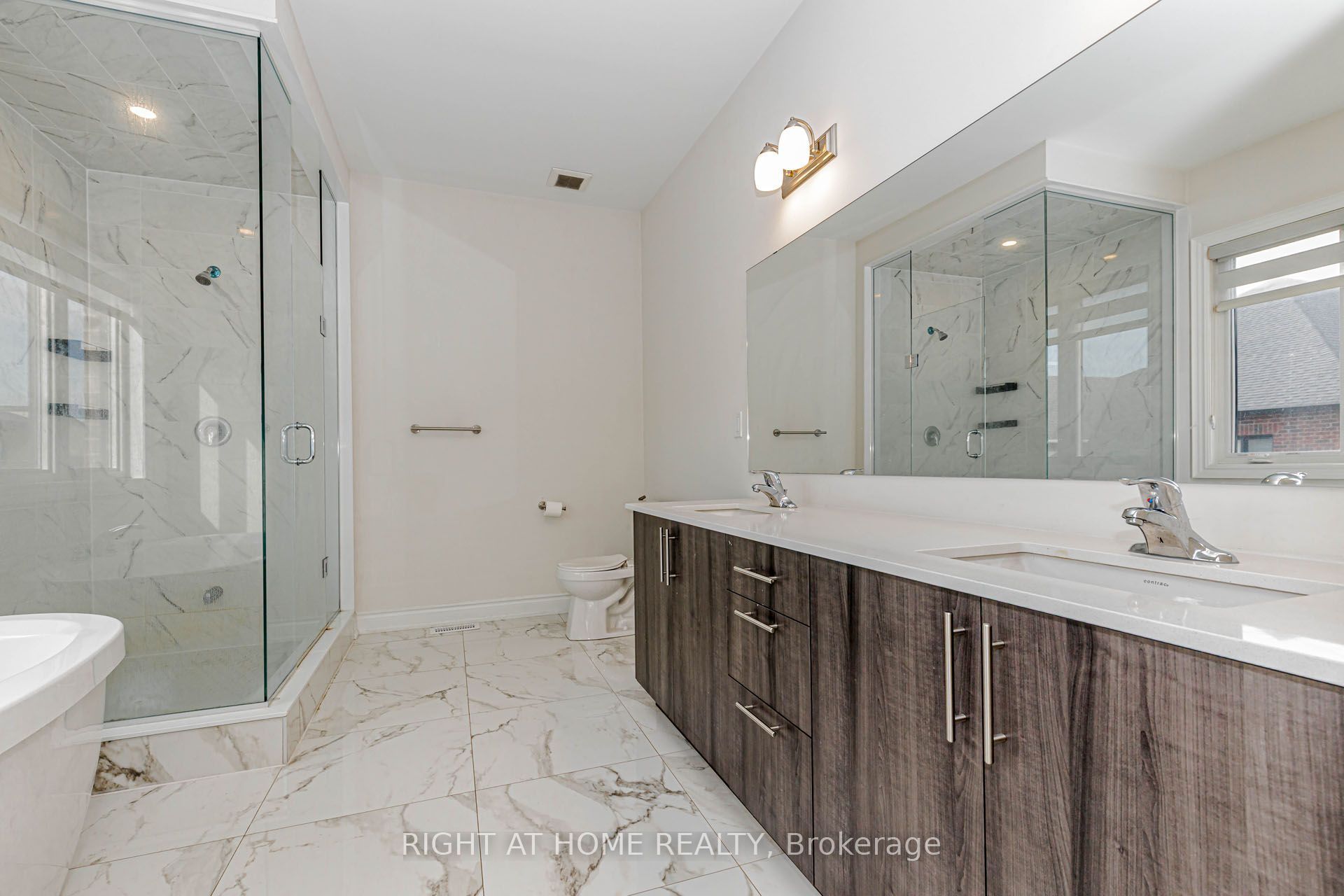 1368 Peony Path E Property Photo 26