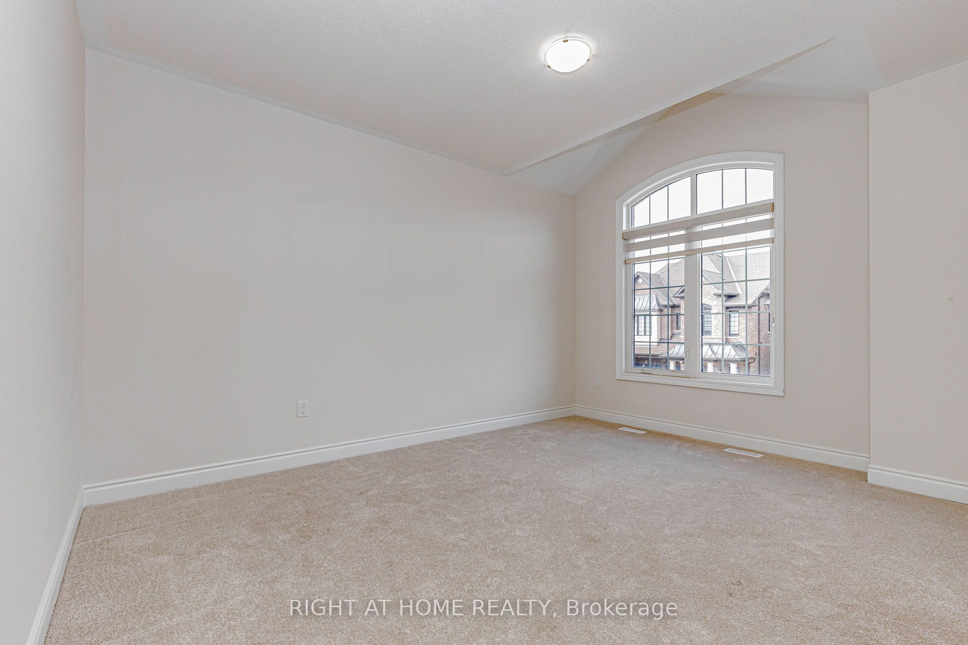 1368 Peony Path E Property Photo 27