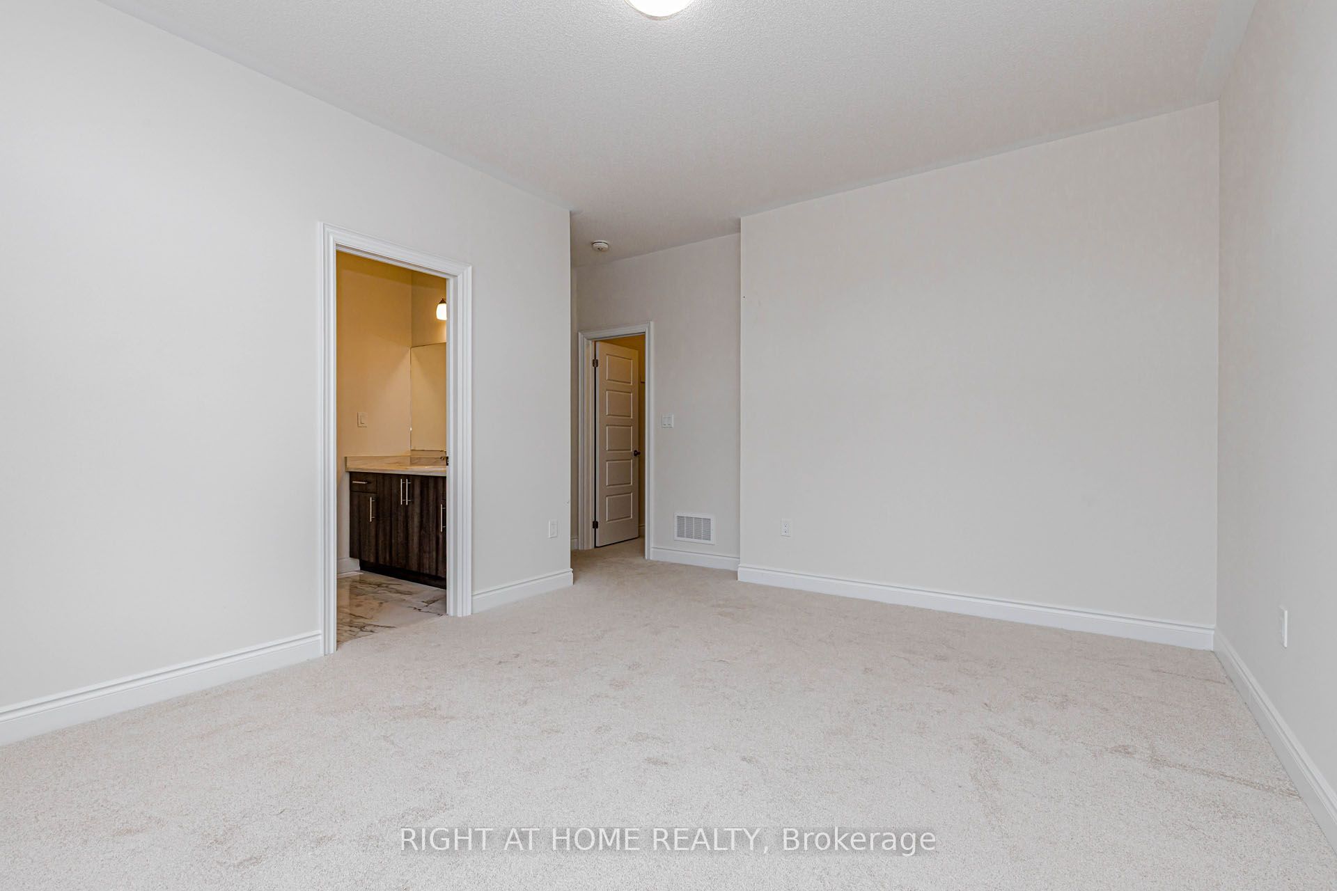 1368 Peony Path E Property Photo 28