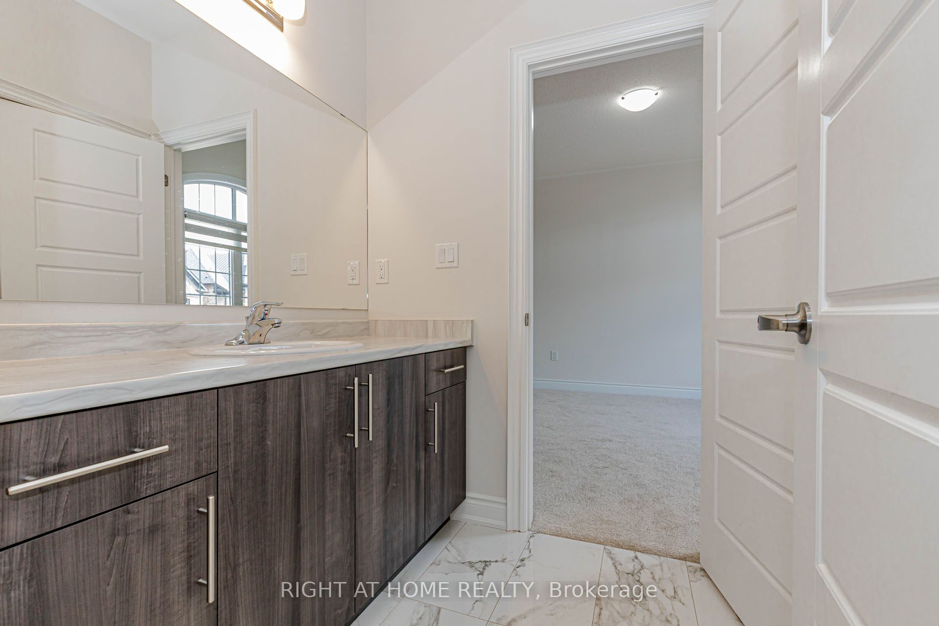 1368 Peony Path E Property Photo 30