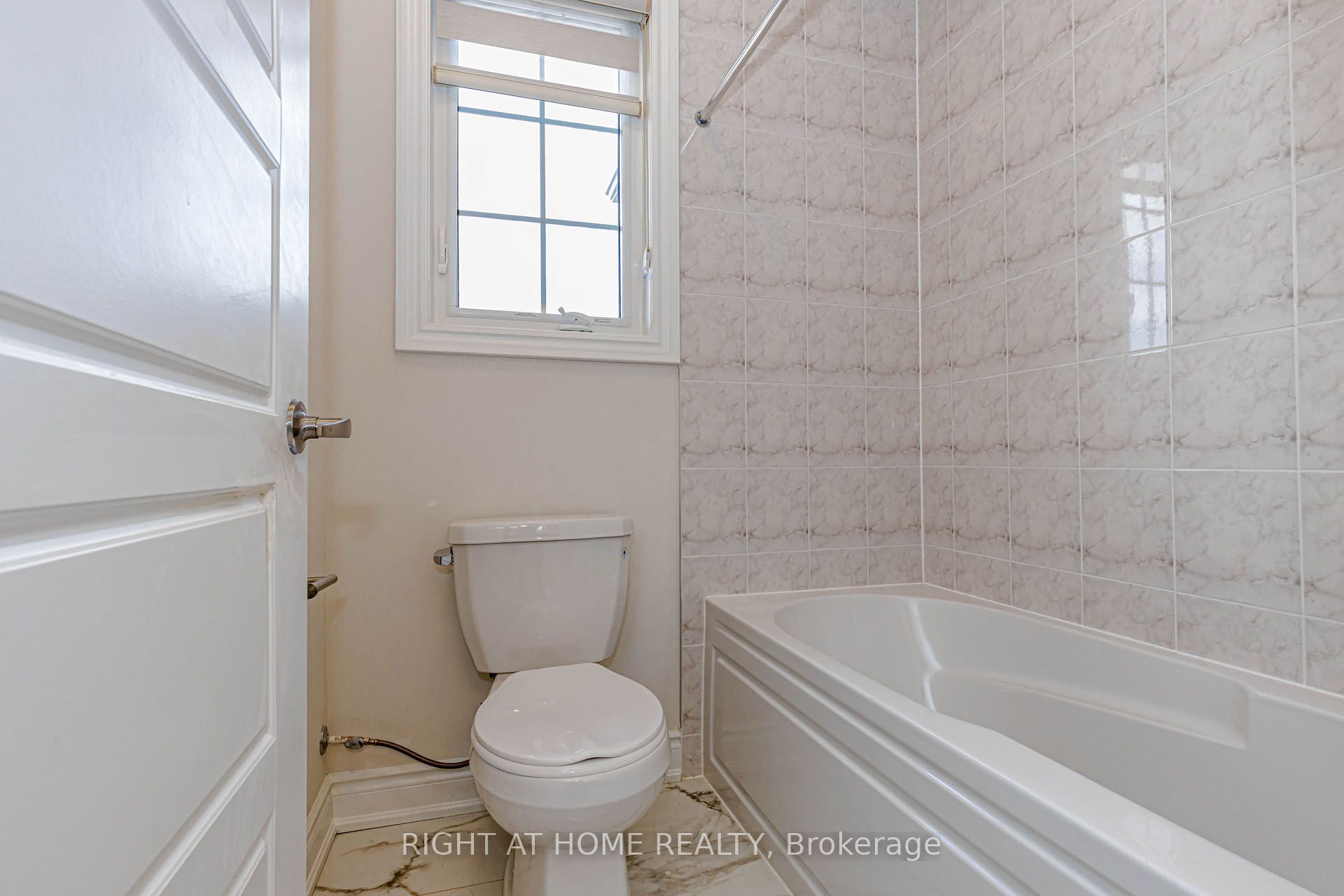 1368 Peony Path E Property Photo 31