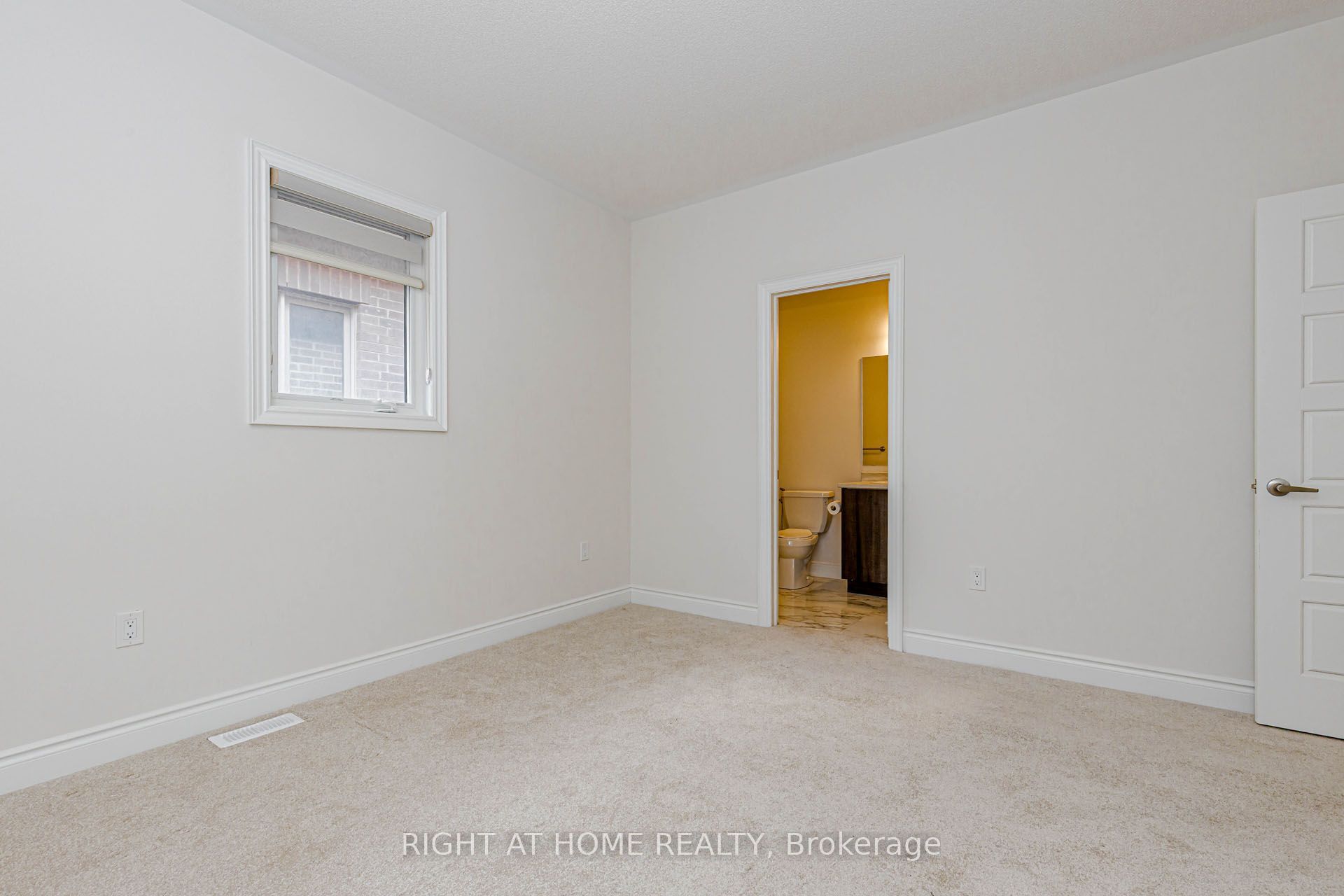 1368 Peony Path E Property Photo 33