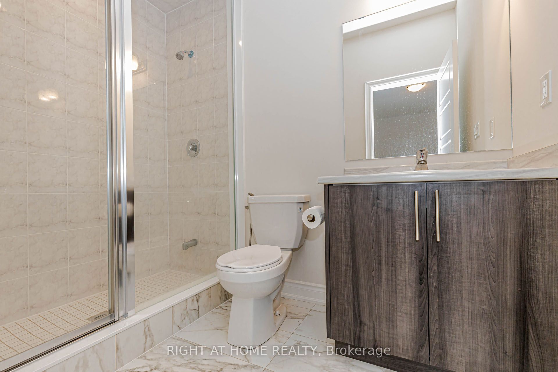 1368 Peony Path E Property Photo 34