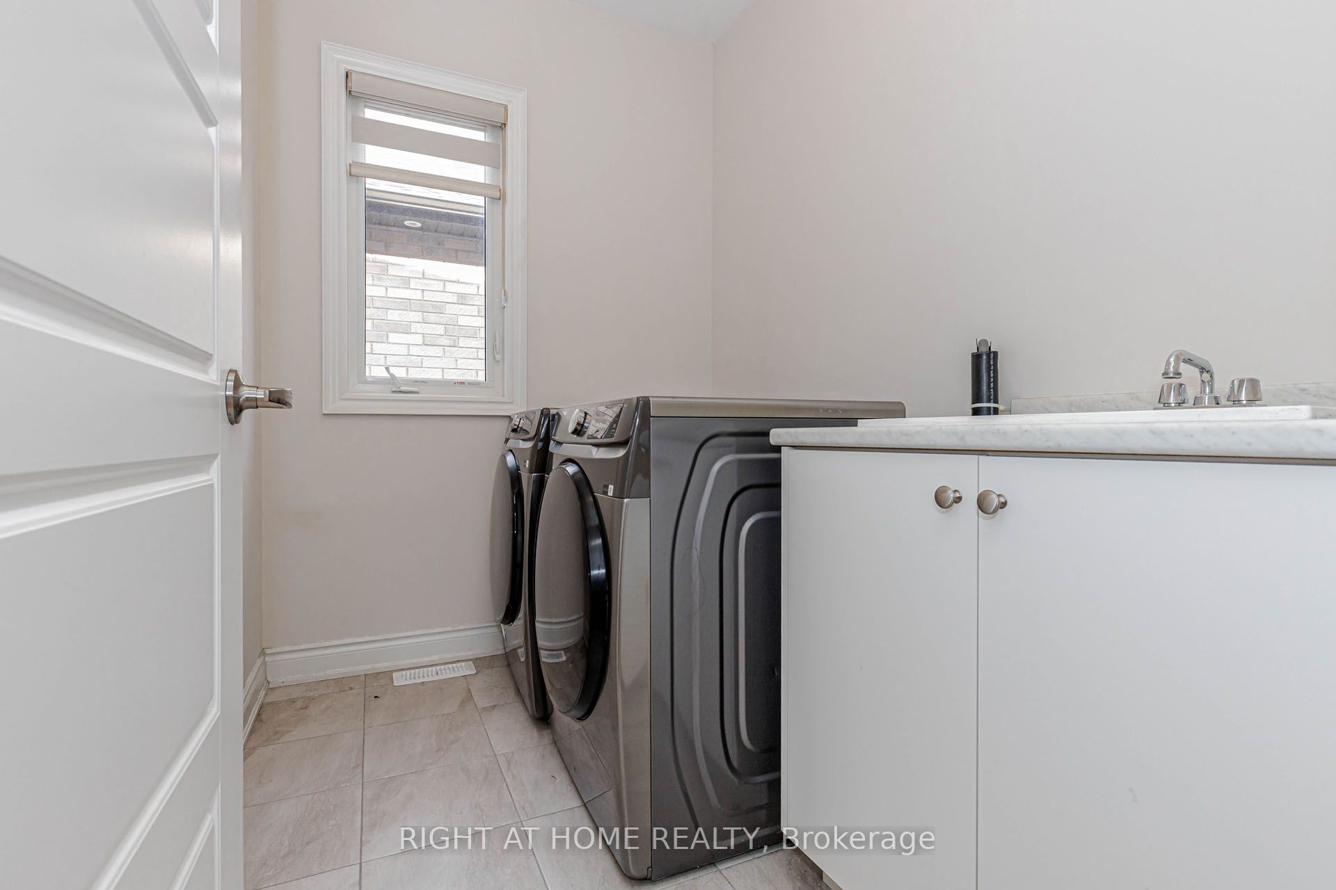 1368 Peony Path E Property Photo 35