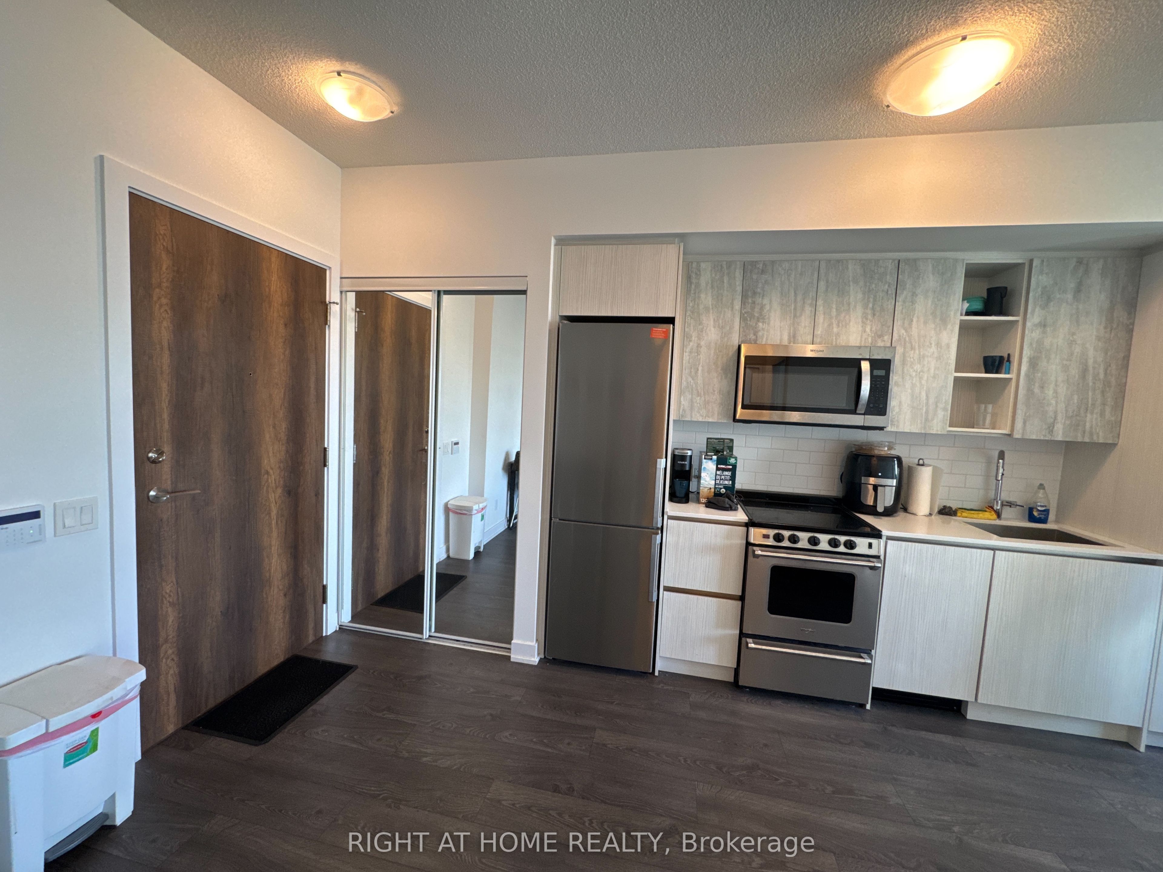 251 Manitoba Street 1411 Property Photo 6