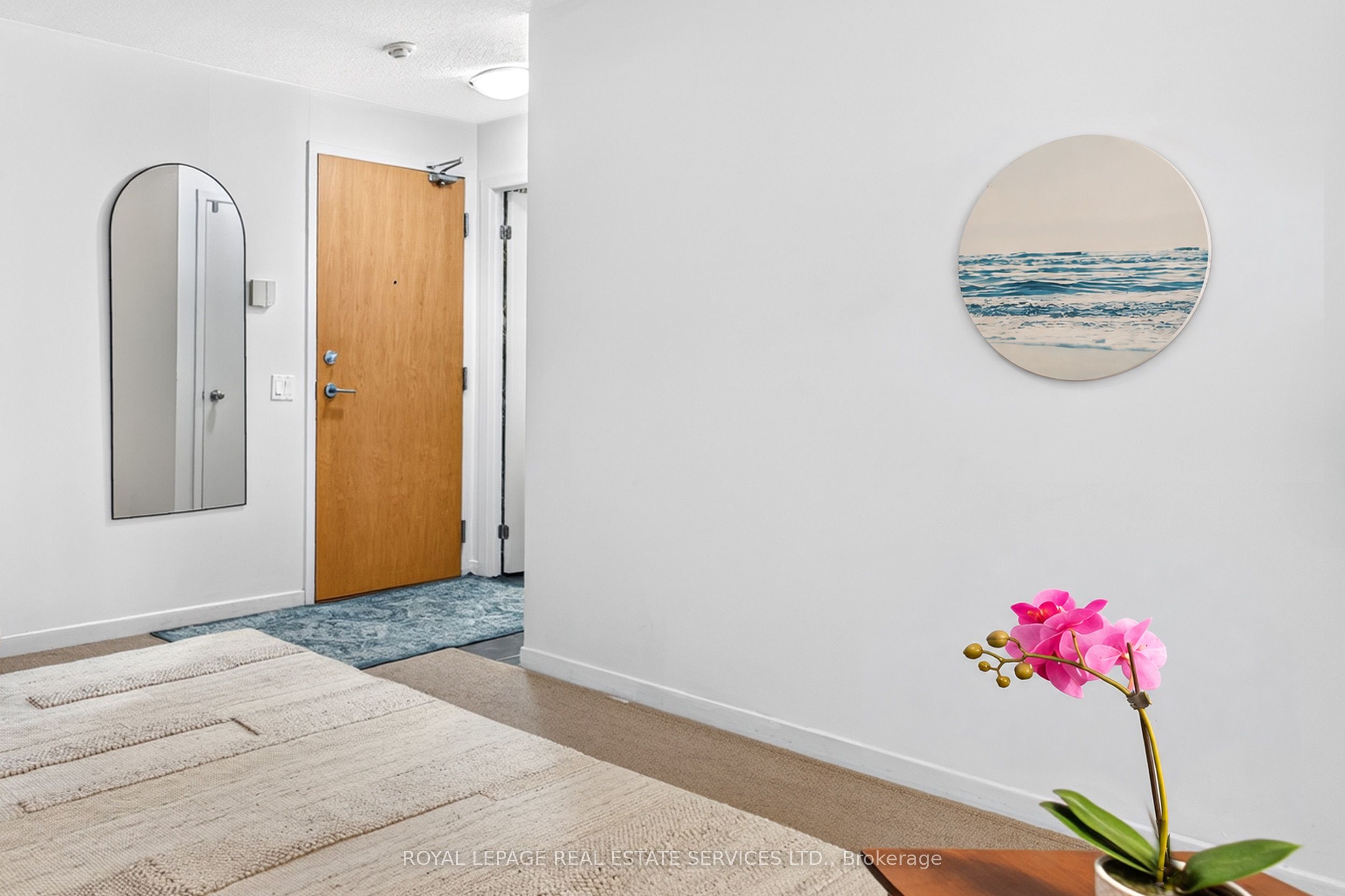 1040 The Queensway 215 Property Photo 6