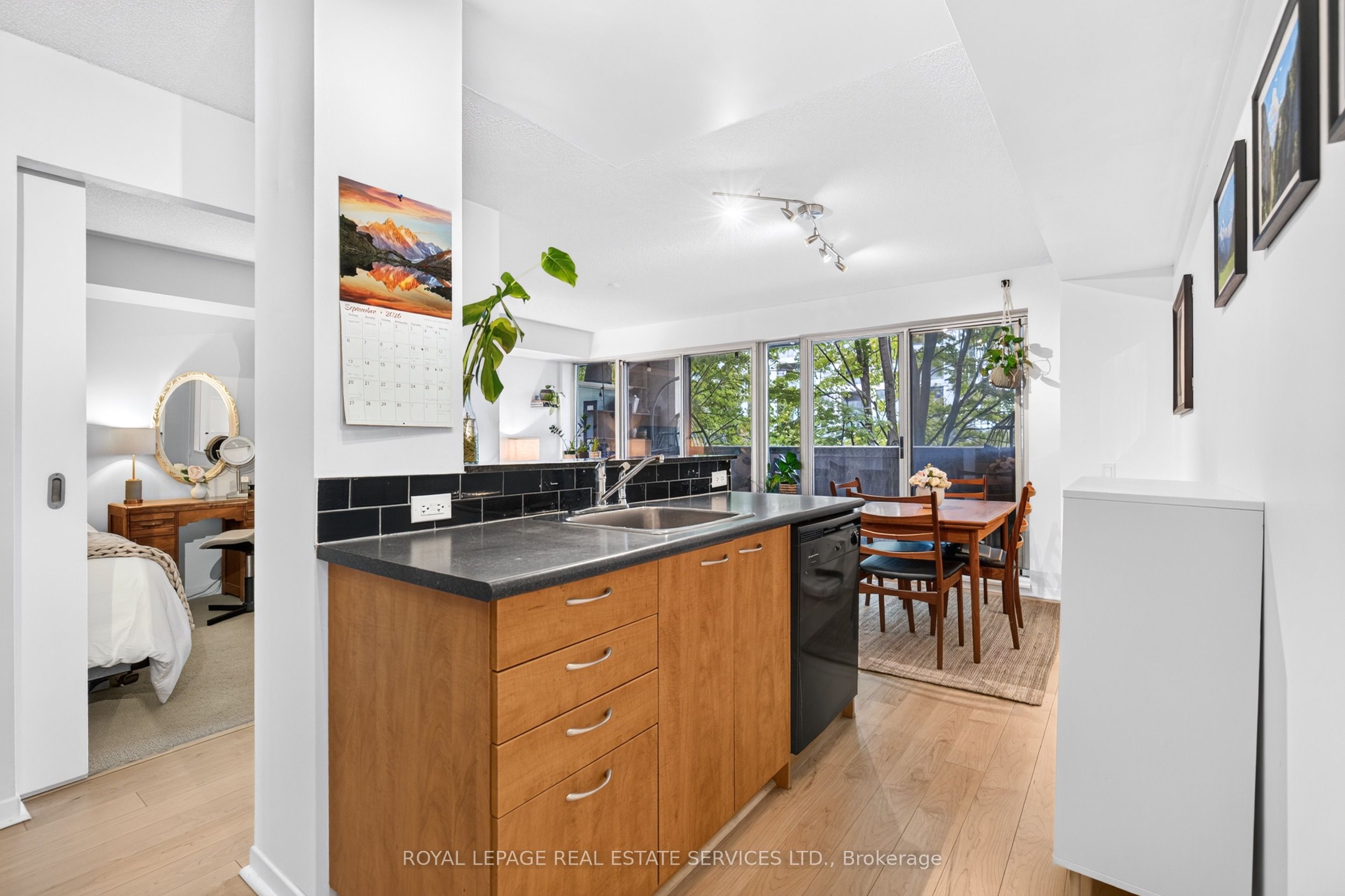 1040 The Queensway 215 Property Photo 8