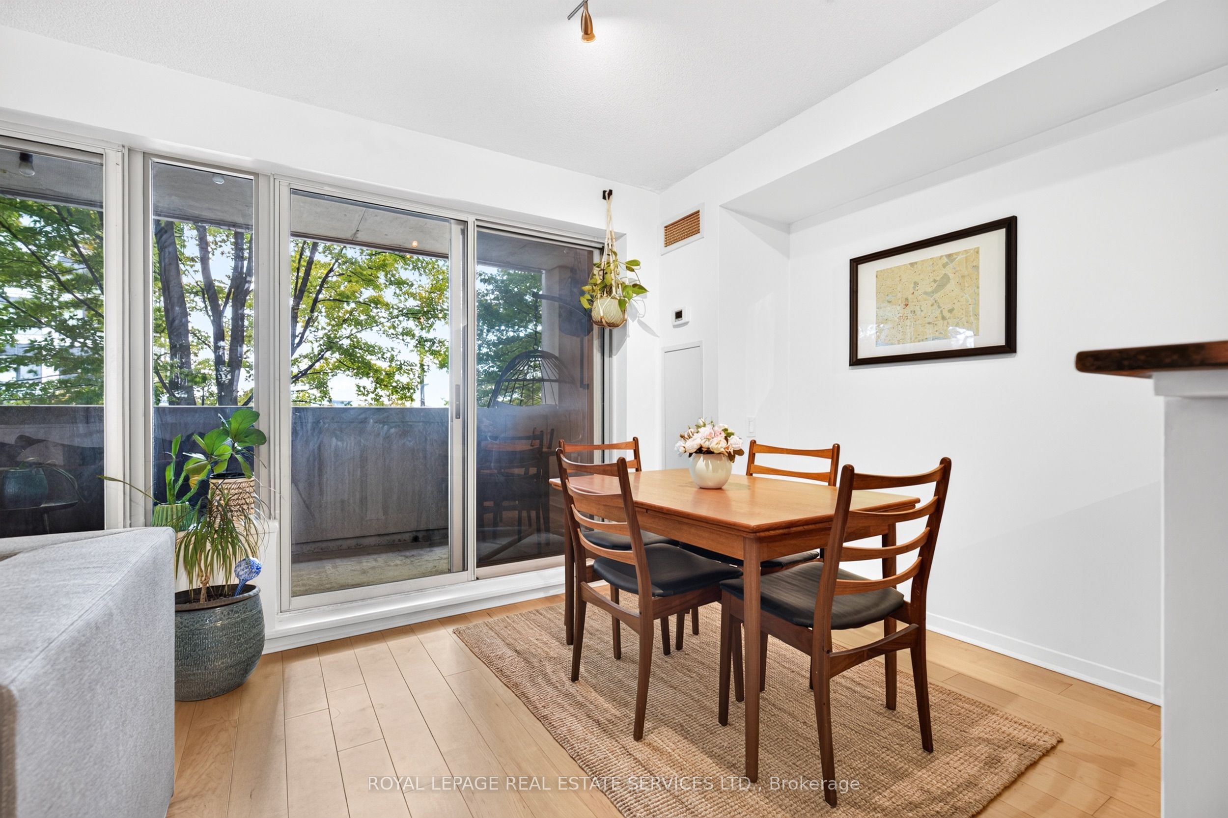 1040 The Queensway 215 Property Photo 10