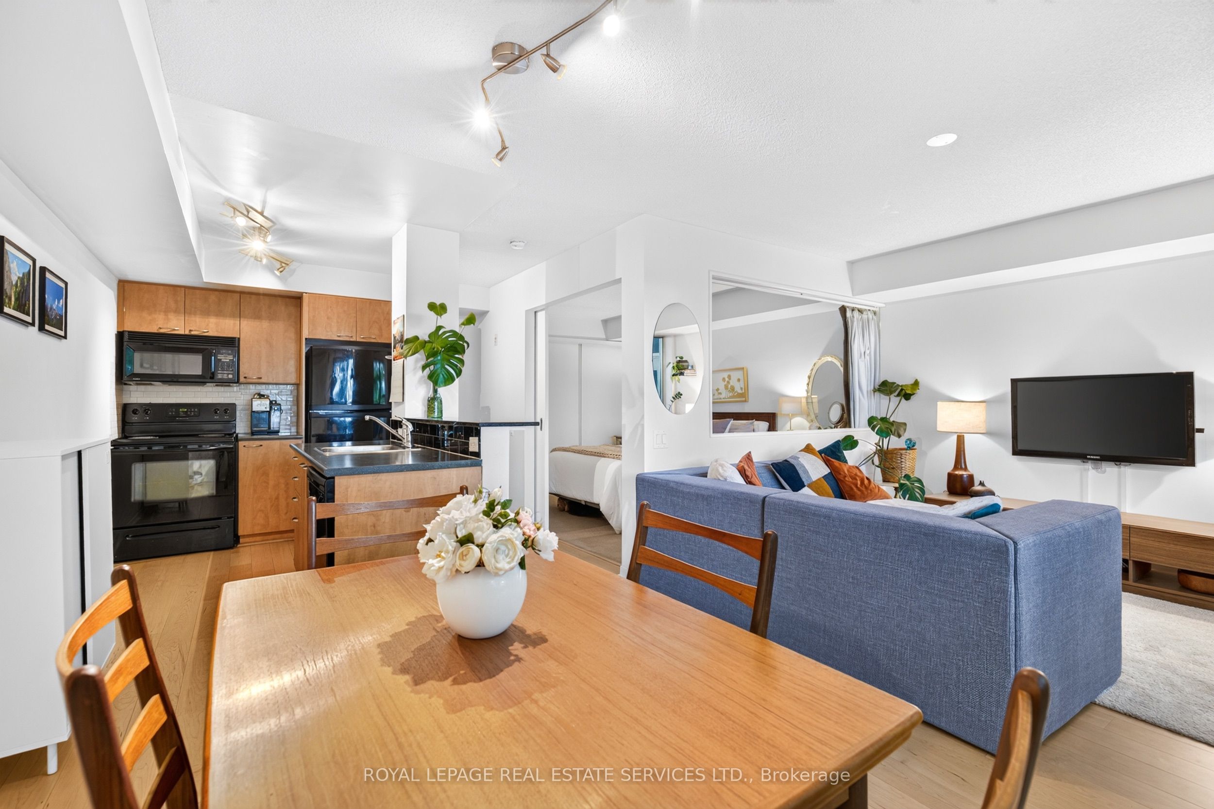1040 The Queensway 215 Property Photo 11
