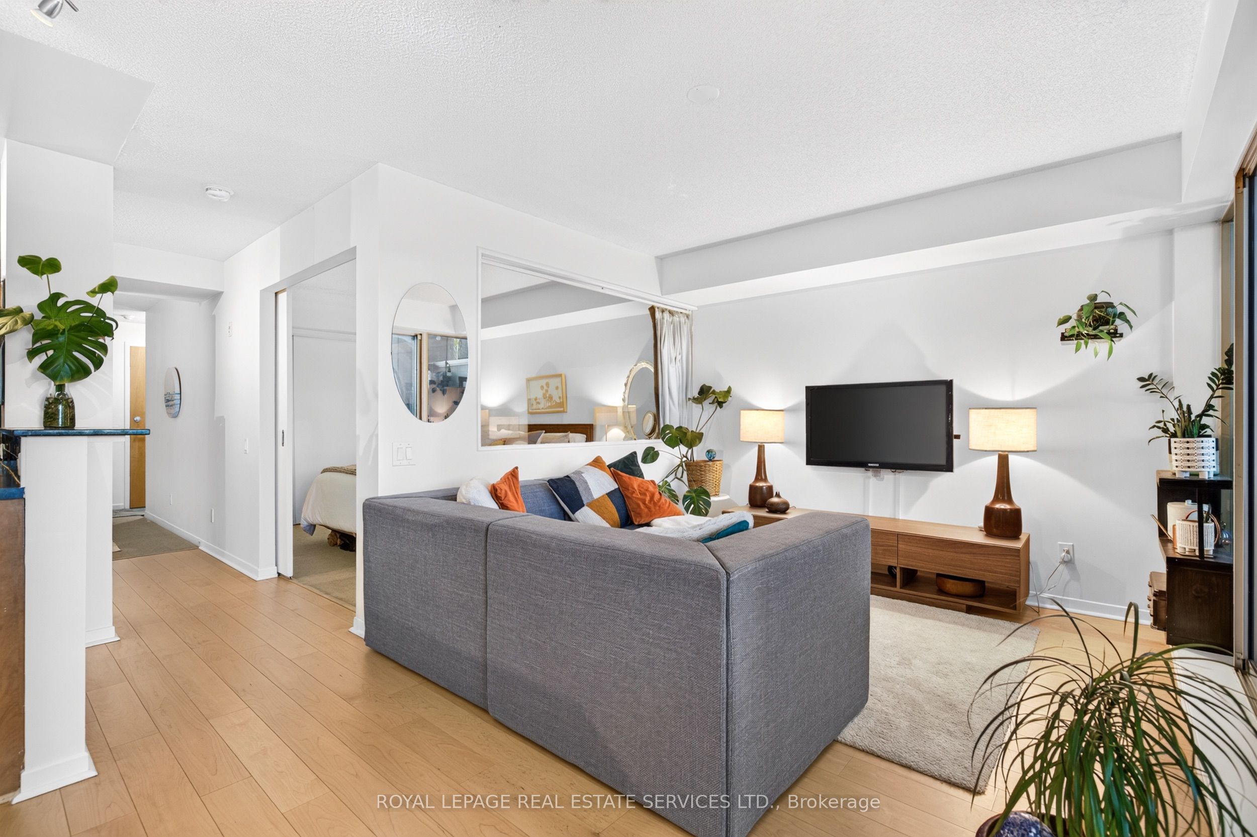1040 The Queensway 215 Property Photo 12