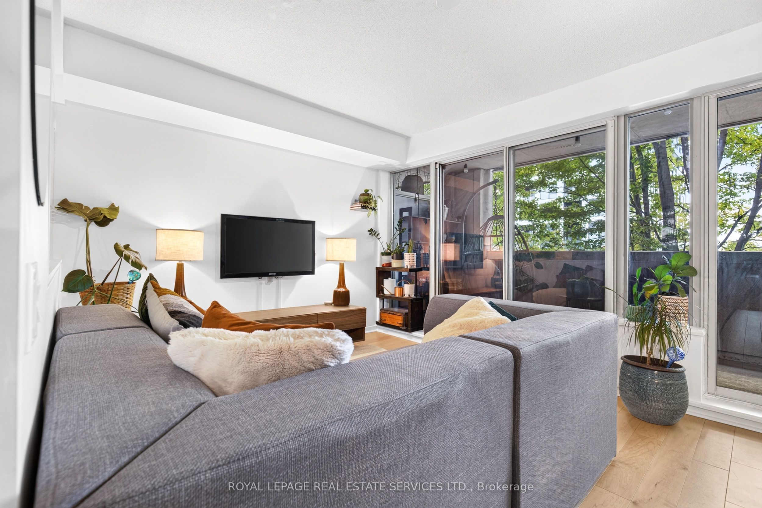 1040 The Queensway 215 Property Photo 14