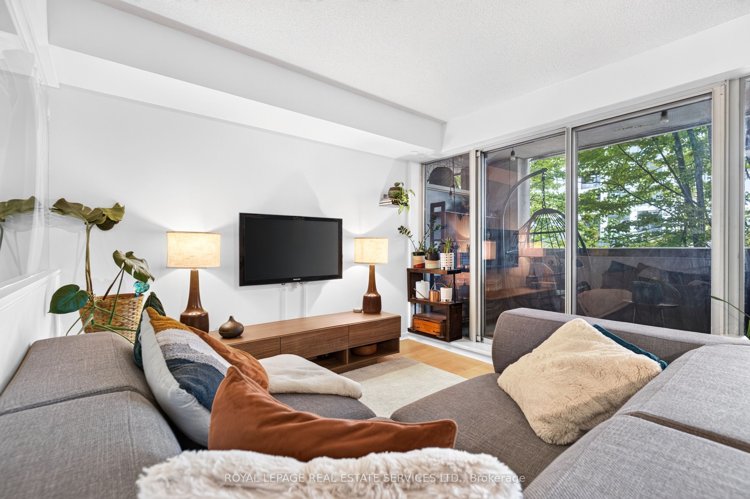 1040 The Queensway 215 Property Photo 15
