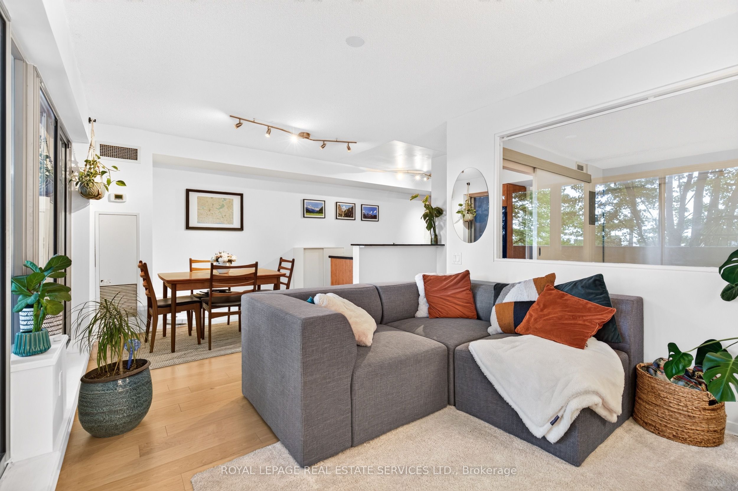 1040 The Queensway 215 Property Photo 16