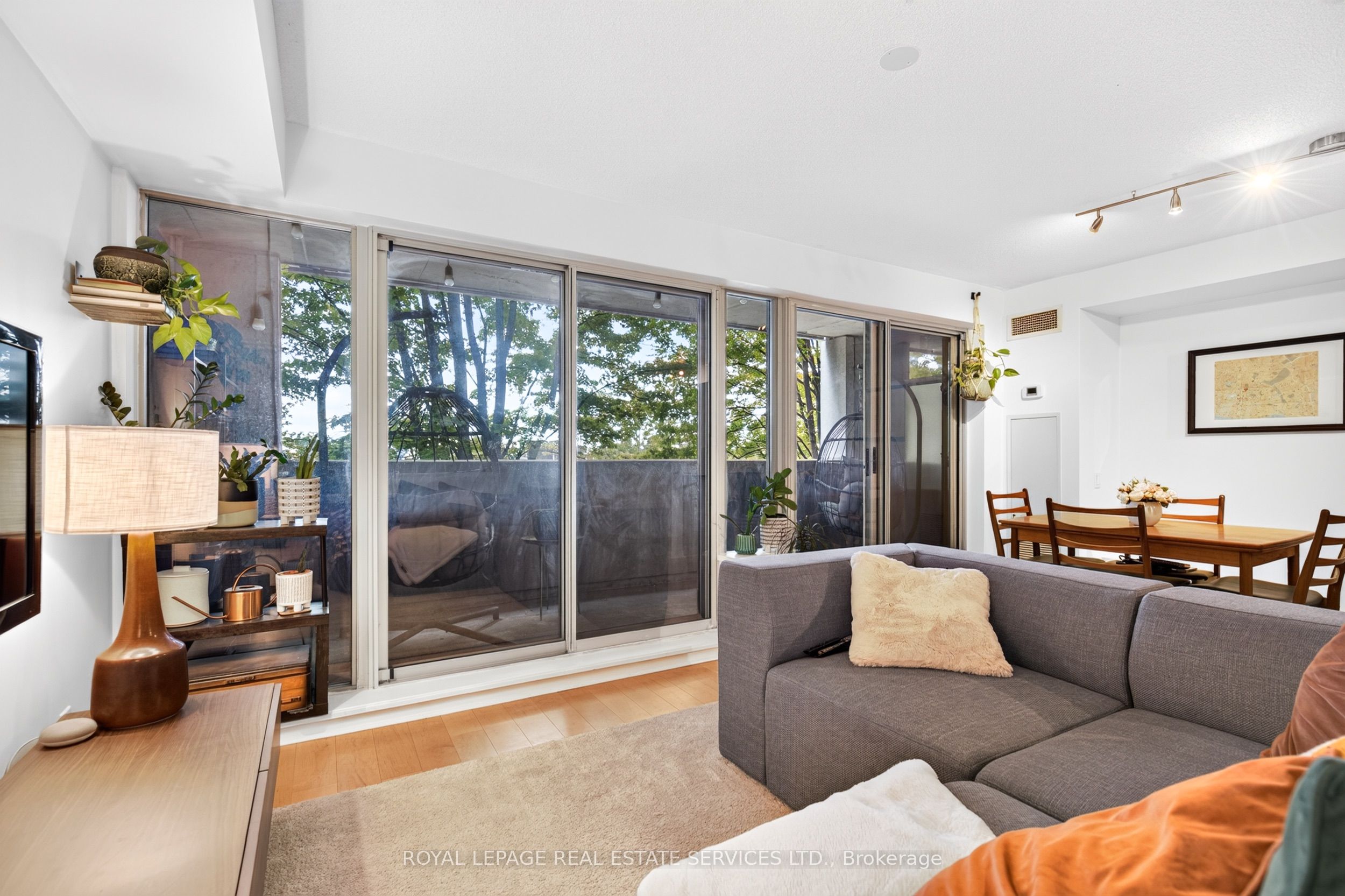 1040 The Queensway 215 Property Photo 17